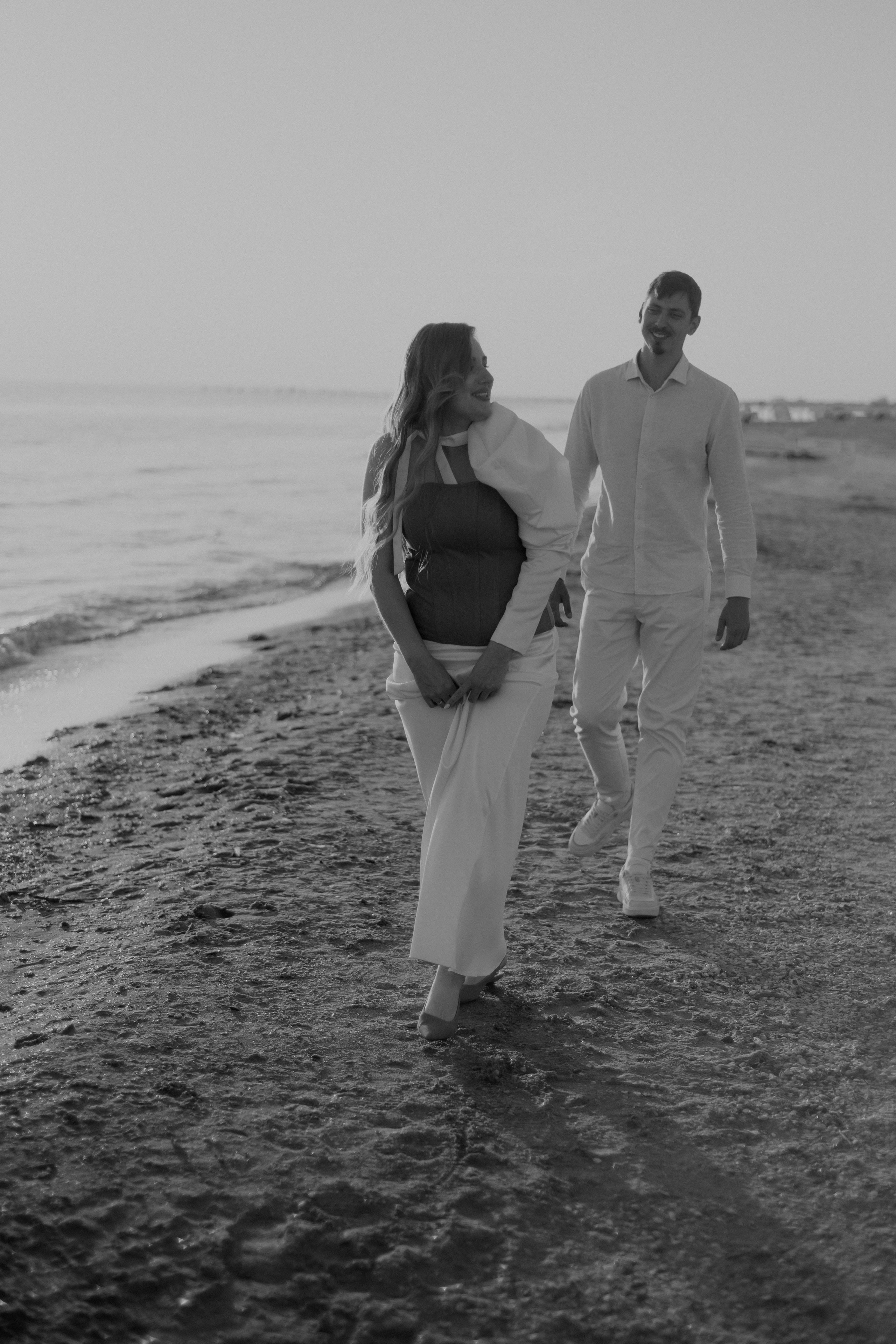 Объявление о свадьбе на пляже в Анапе: искренние эмоции и радостные лица молодоженов