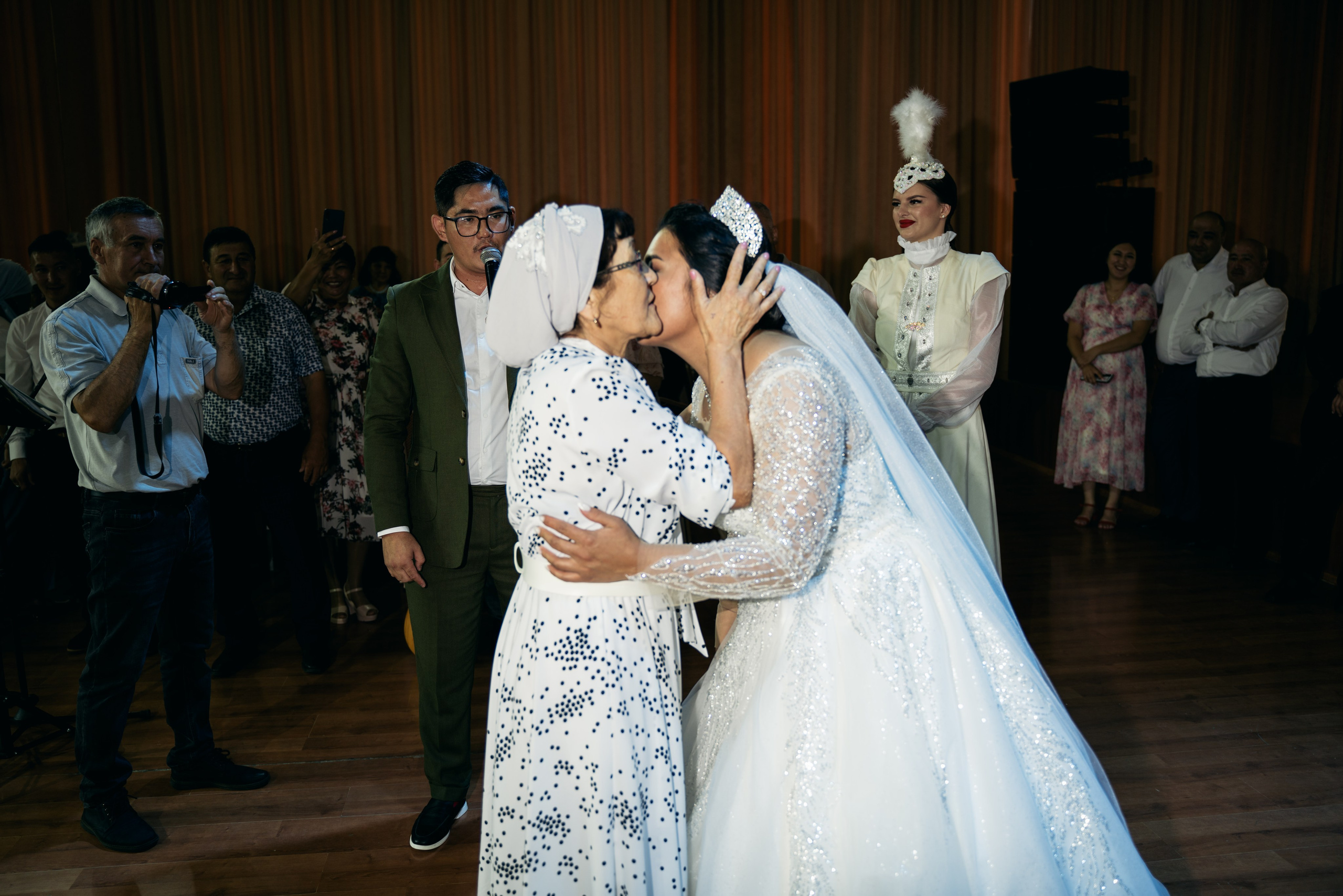 Ерлан и Айгера. Свадебный день. Отбор. ДК Орджоникидзе. Семейный и свадебный фотограф Молодзяновская Елена