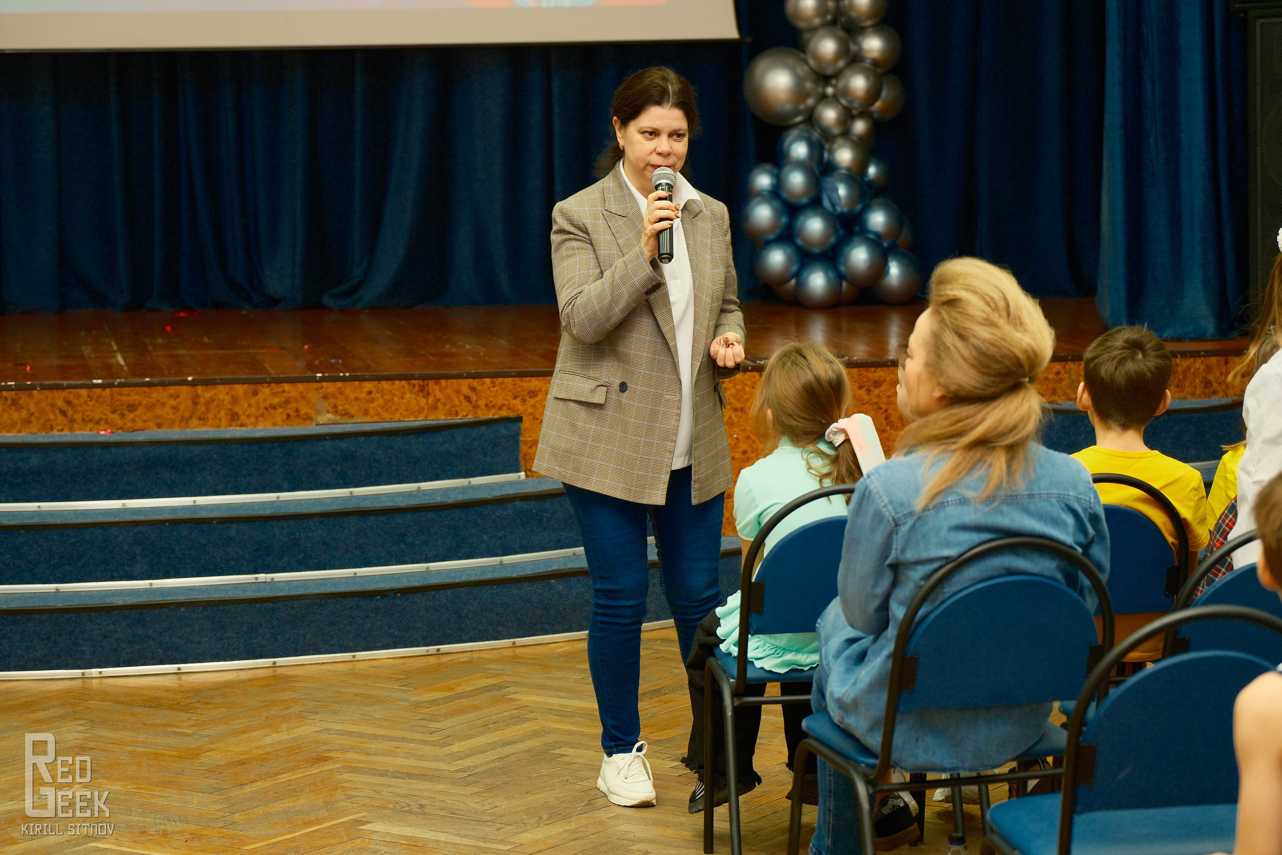 Заместитель директора школы №1375 выступает на школьном спортивном фестивале.