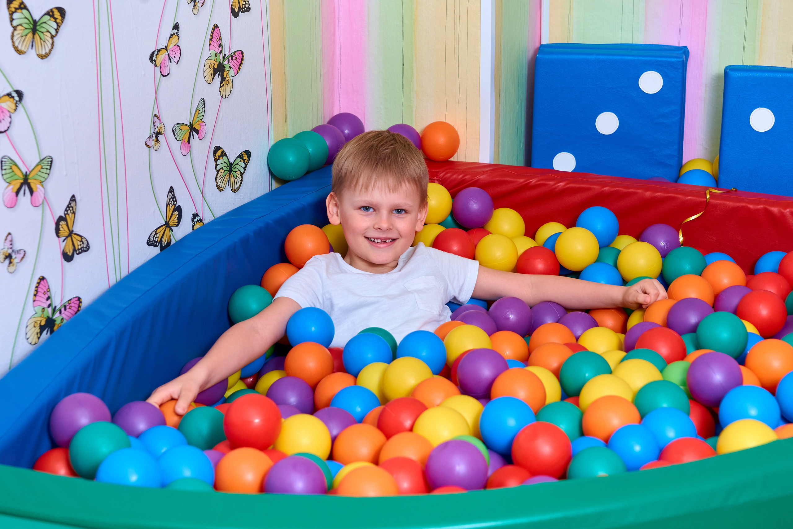 Занятие в спортзале. Childrenfoto.ru