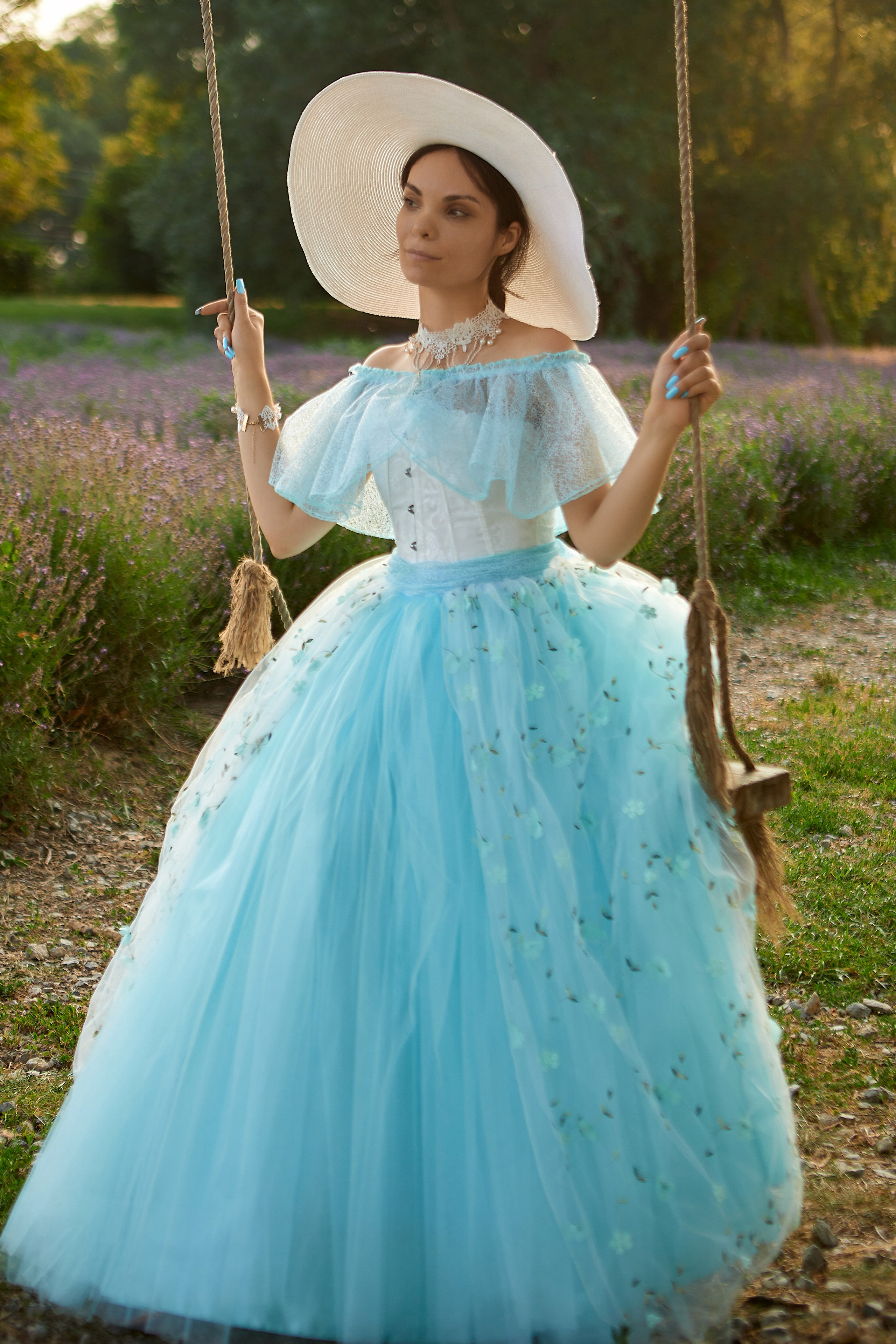 Портрет девушки в винтажном платье на подвесных качелях
