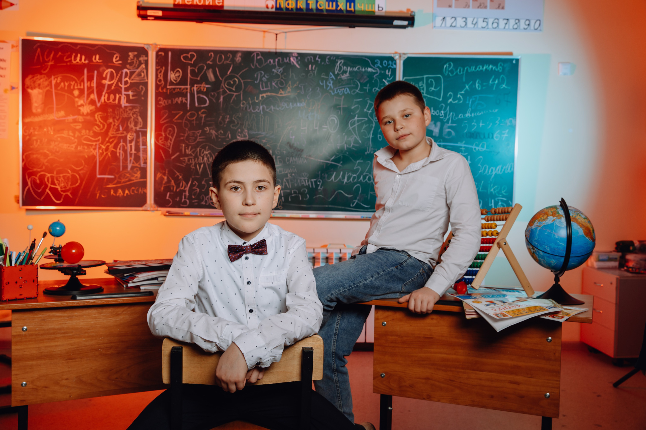 Школьные альбомы в Чернянке. Фотограф Максим Никонов