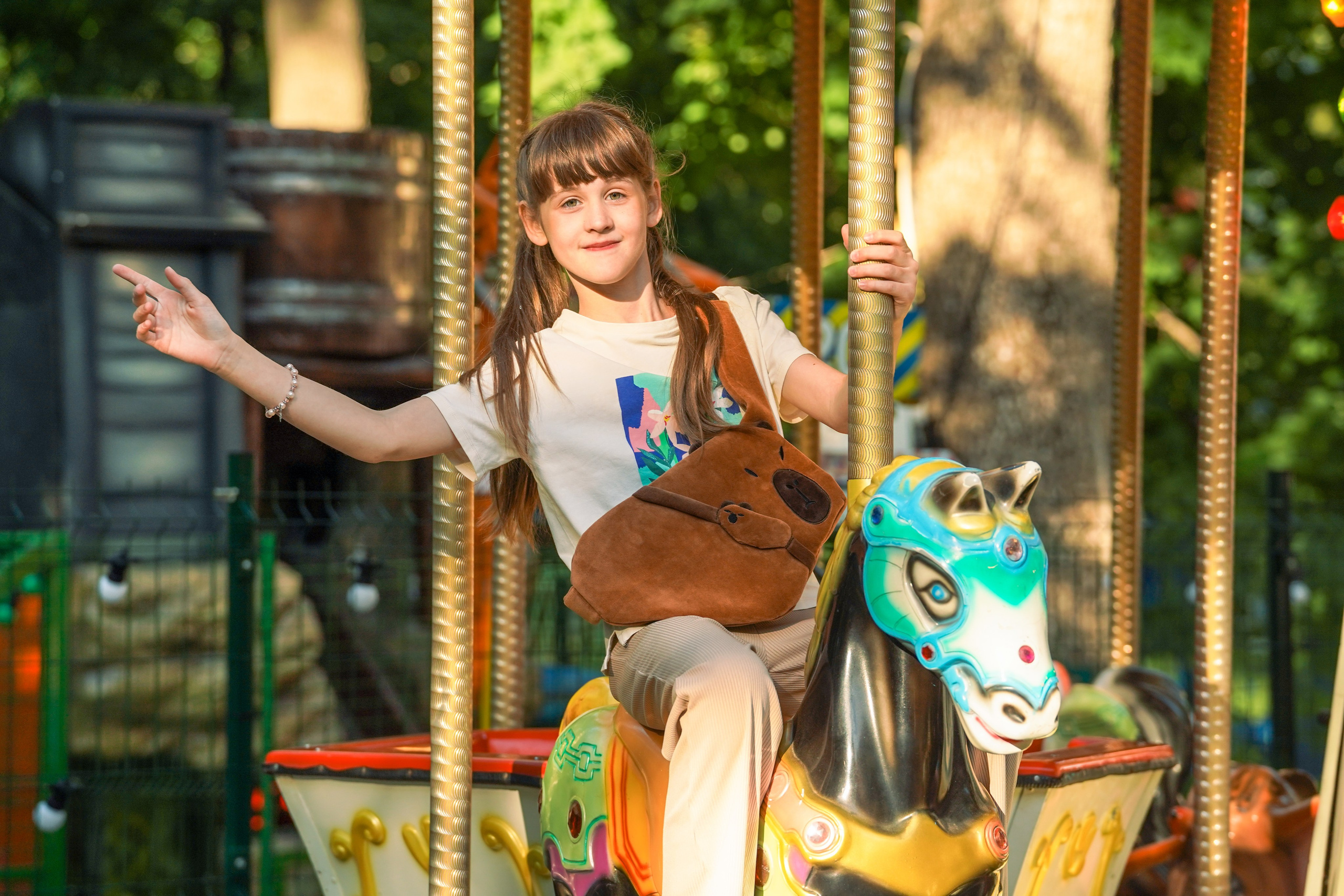 Семья в парке Островского. MEMENTO.Выпускные альбомы, школьные, юбилейные и другие книги. Ростов-на-Дону