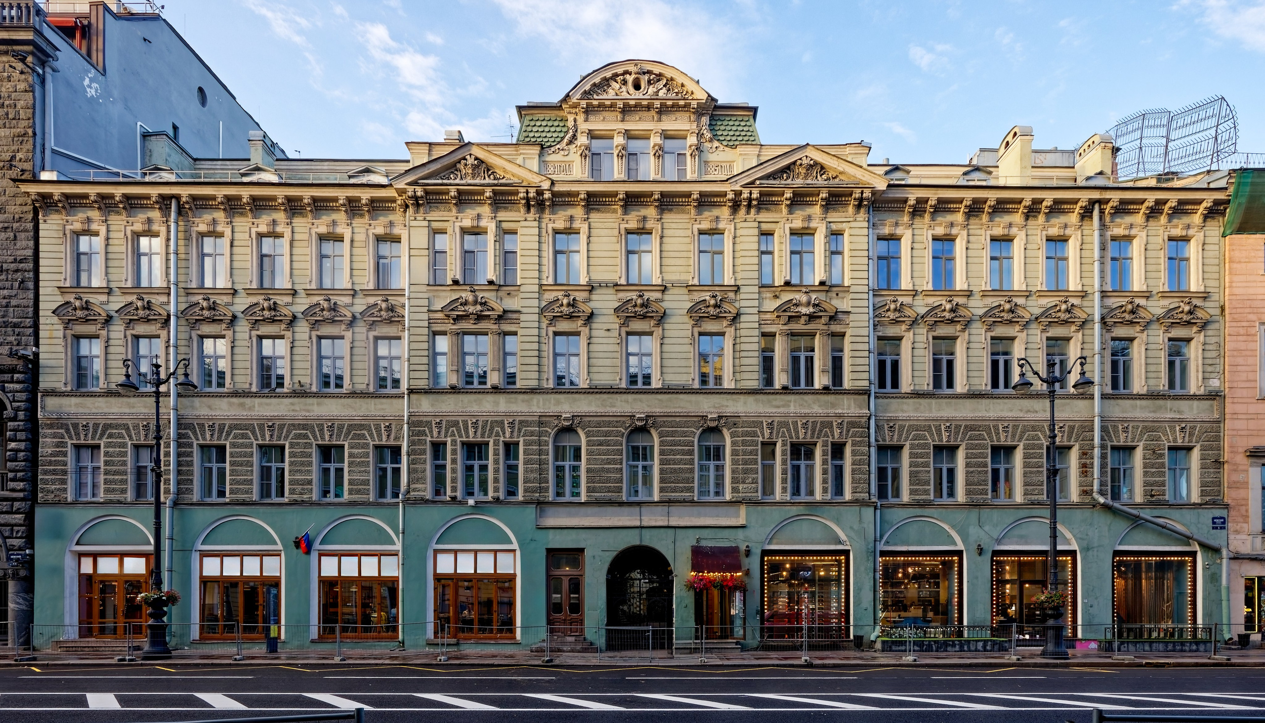 Санкт-Петербург, Невский проспект, дом 5. Собственный дом архитектора Гаральда Эрнестовича Боссе (дом Общества страхования от огня), 1834 год. Архитектор Гаральд Эрнестович Боссе, 1885 - Александр Романович Гешвенд (перестройка). ОКНРЗ 7832465000