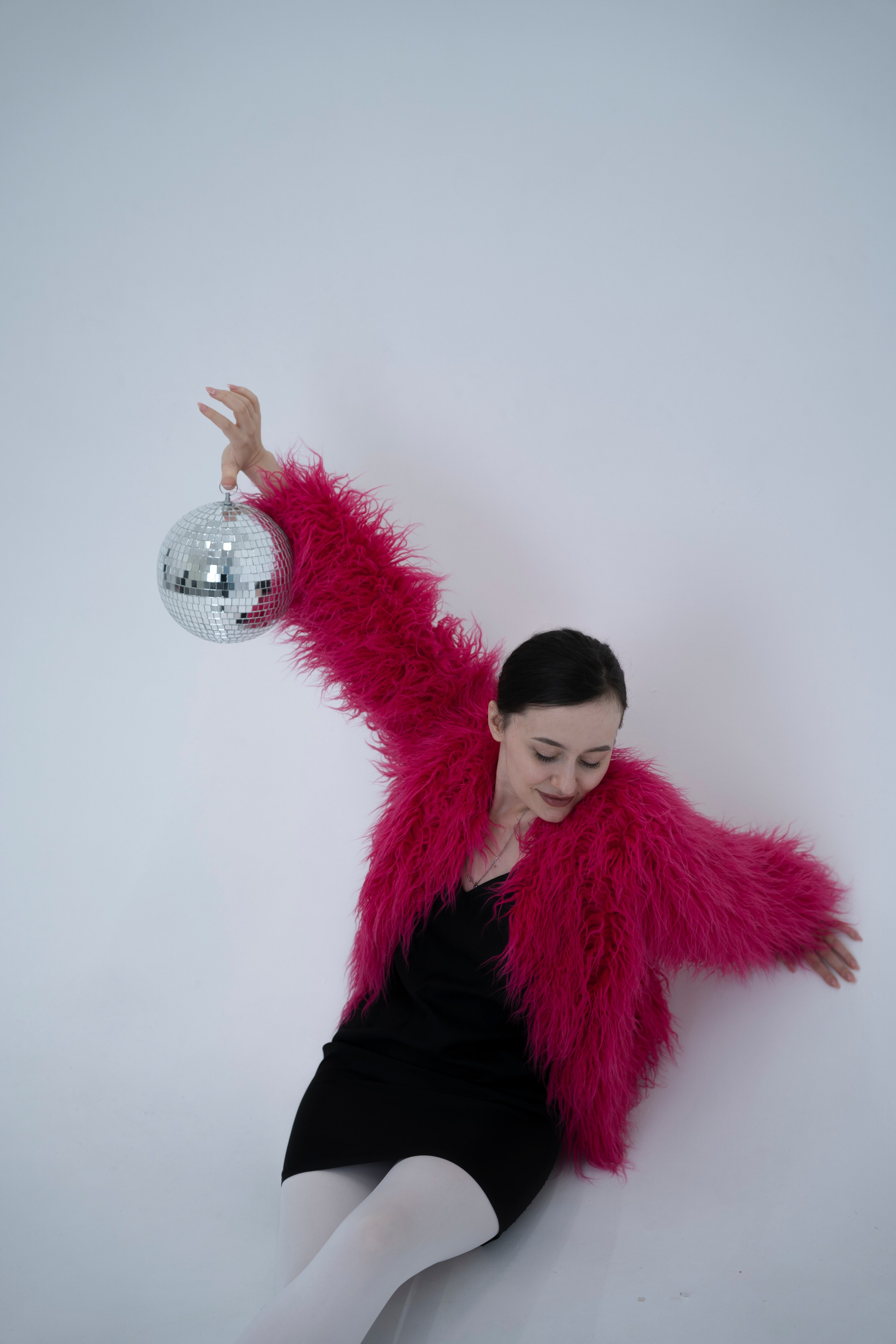 ДЕВОЧКА НА ШАРЕ. Главная