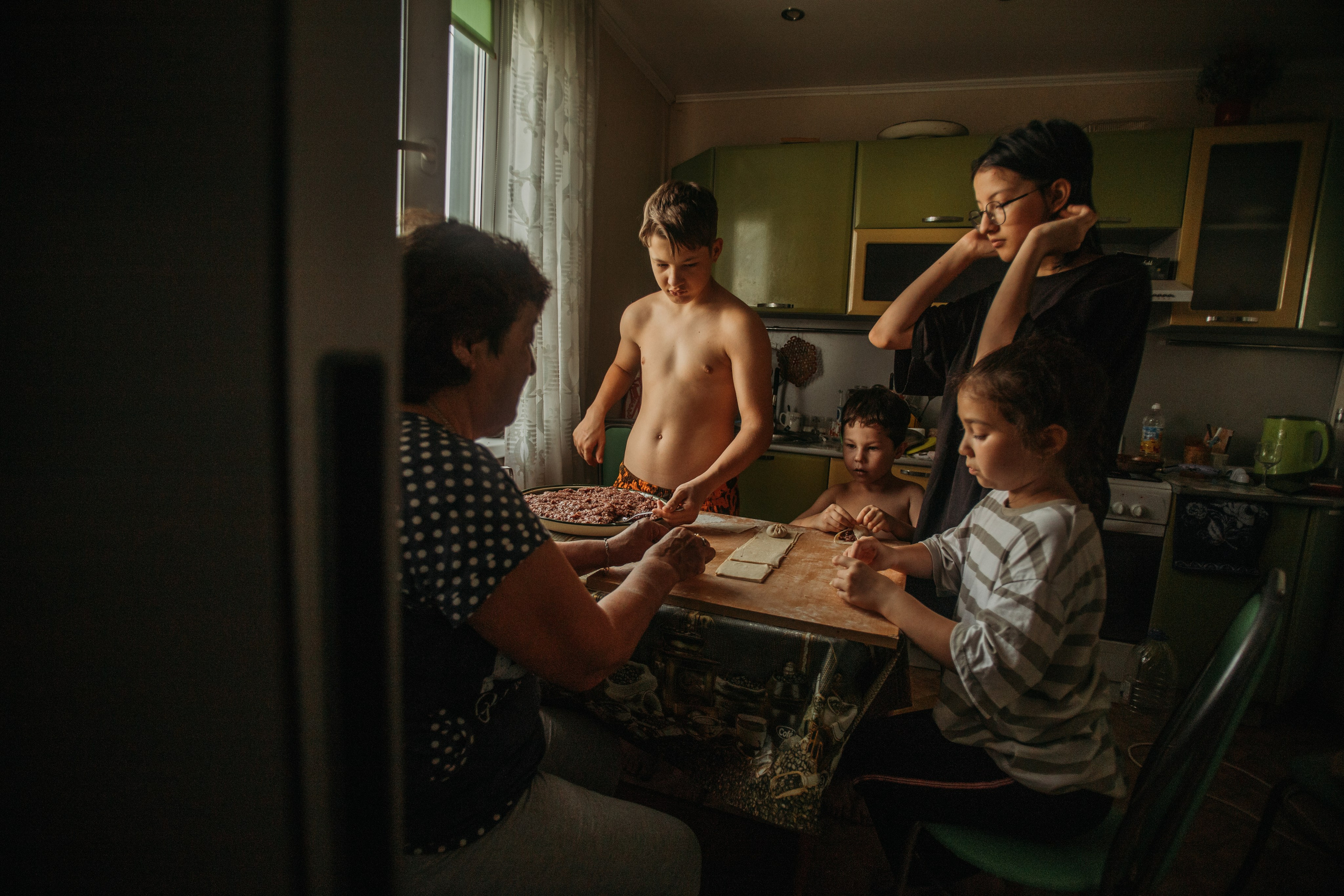 Домашняя фотосессия моей семьи. Венера Гайн. Репортажный фотограф  Тюмень. Обучение фотографии с 0