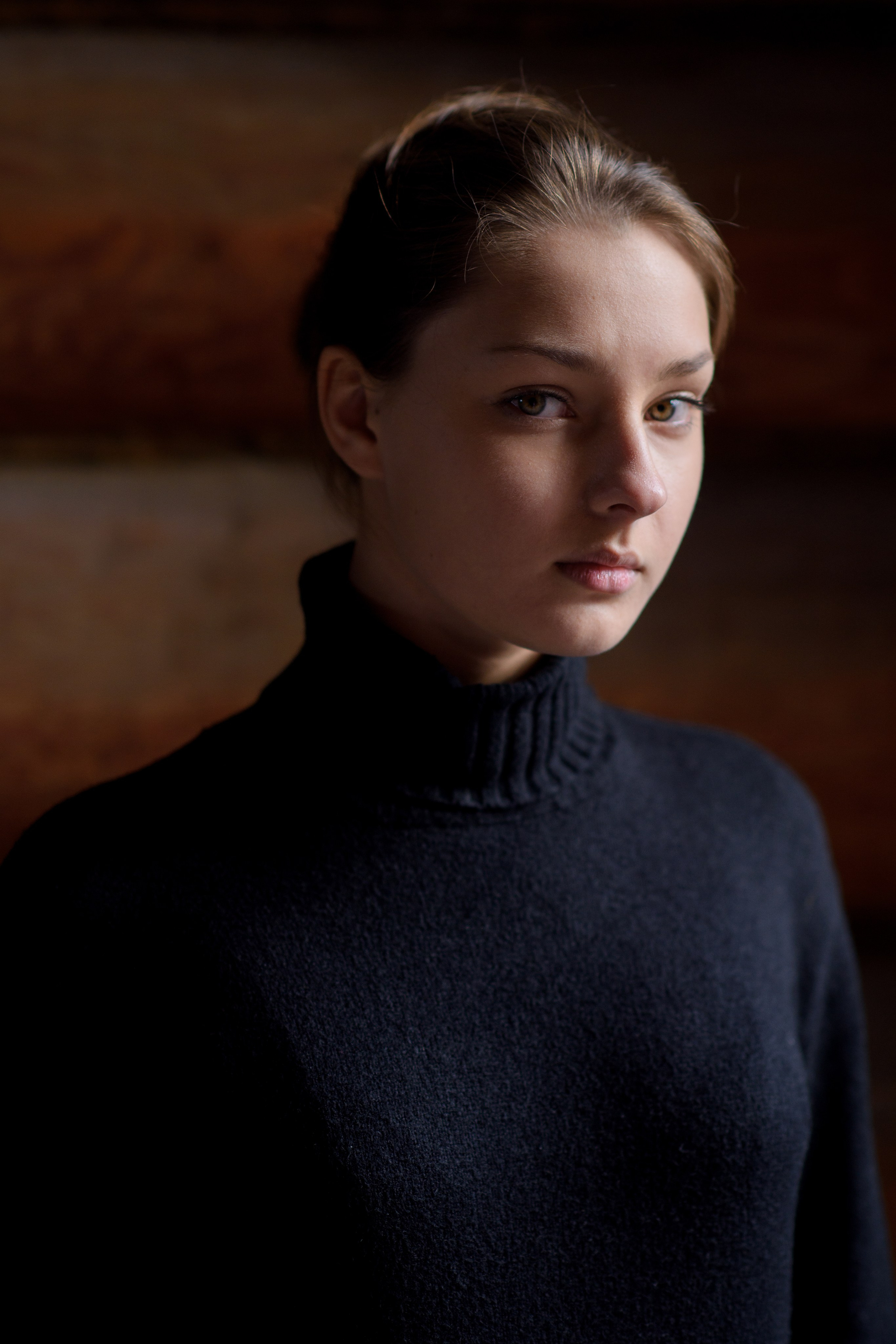 Фотосессия девочки подростка в Коломенском в темном ключе. Главная