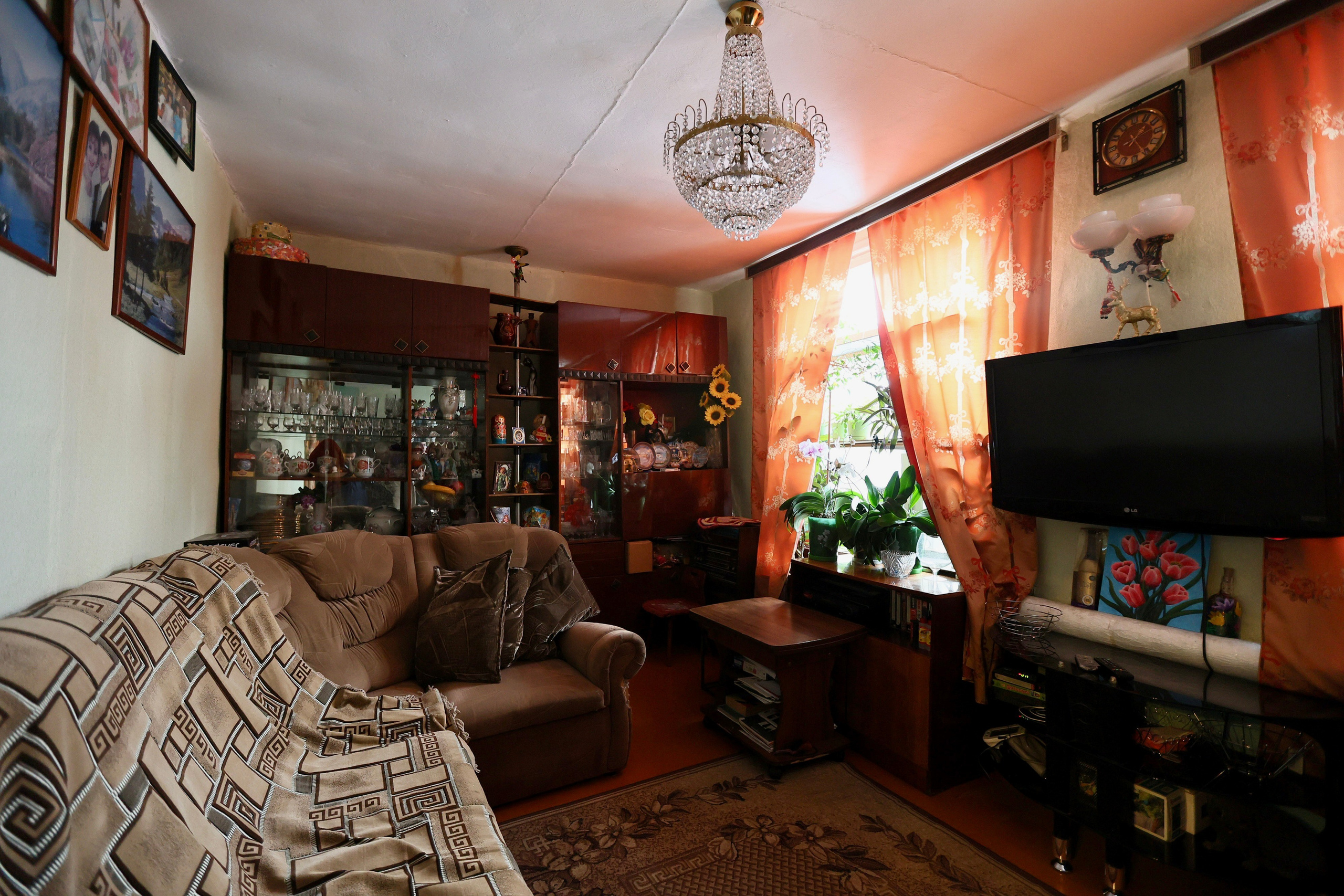 Людмила Владимировна. Хозяйка маленького дома в окружении многоэтажек. Репортажный фотограф Наталья Лапцевич