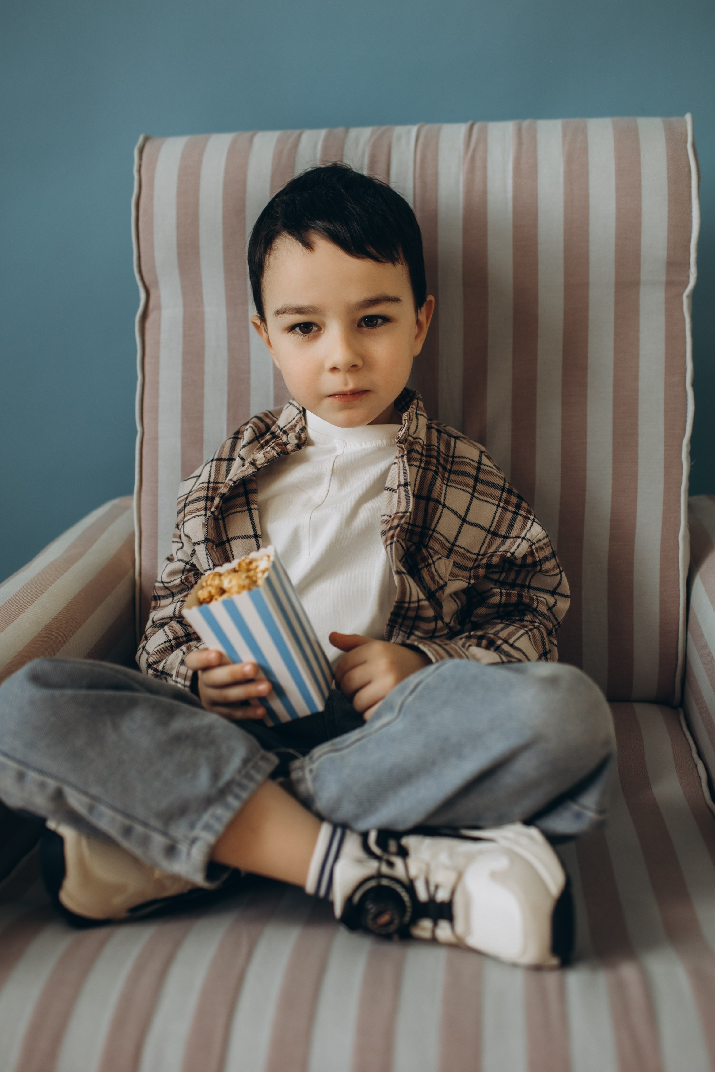 Фотосессия с попкорном фотосессия мама и сын. Фотограф Владимир Москва