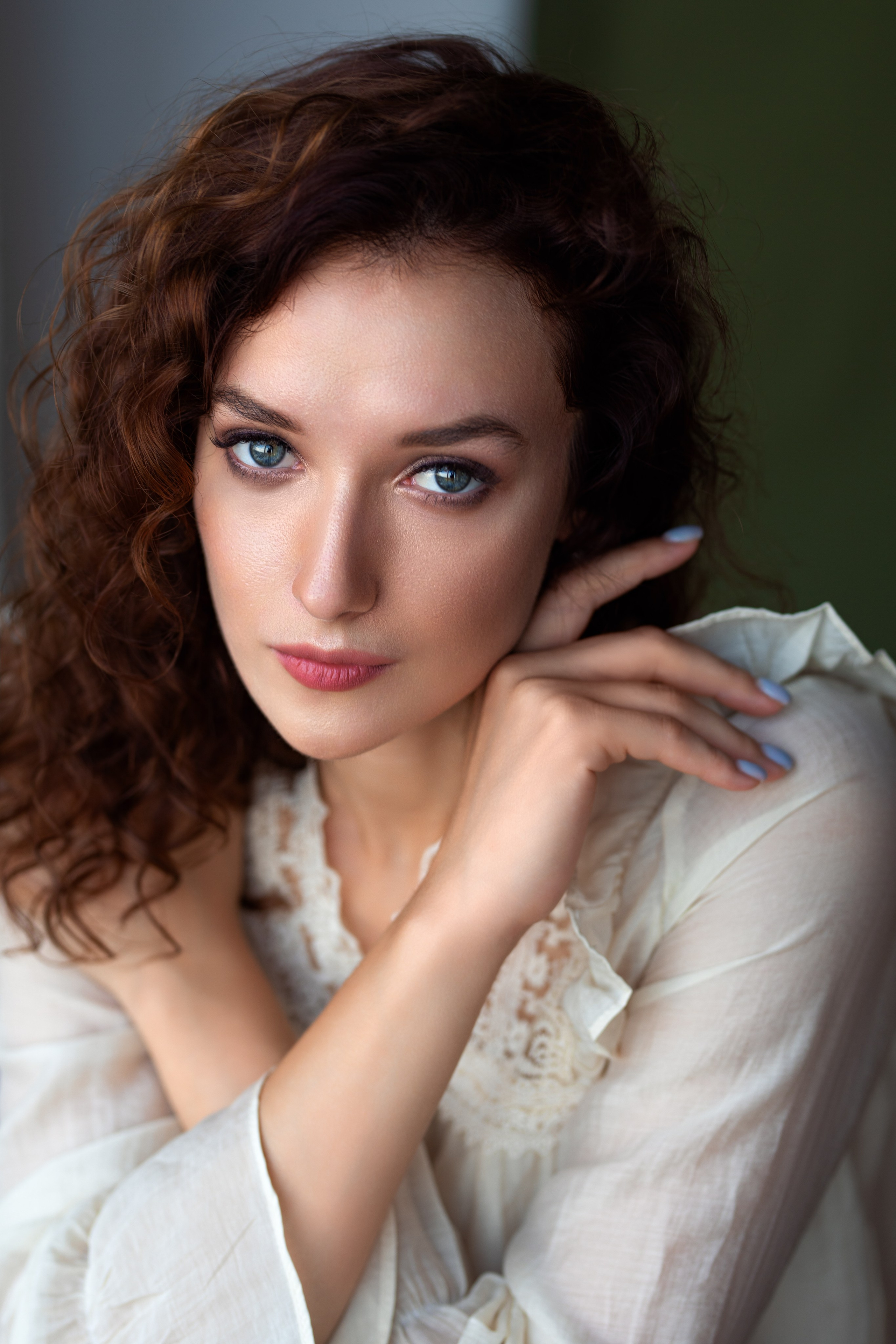 Фотосет с Анастасией в студии с минимальным интерьером в формате для «себя»