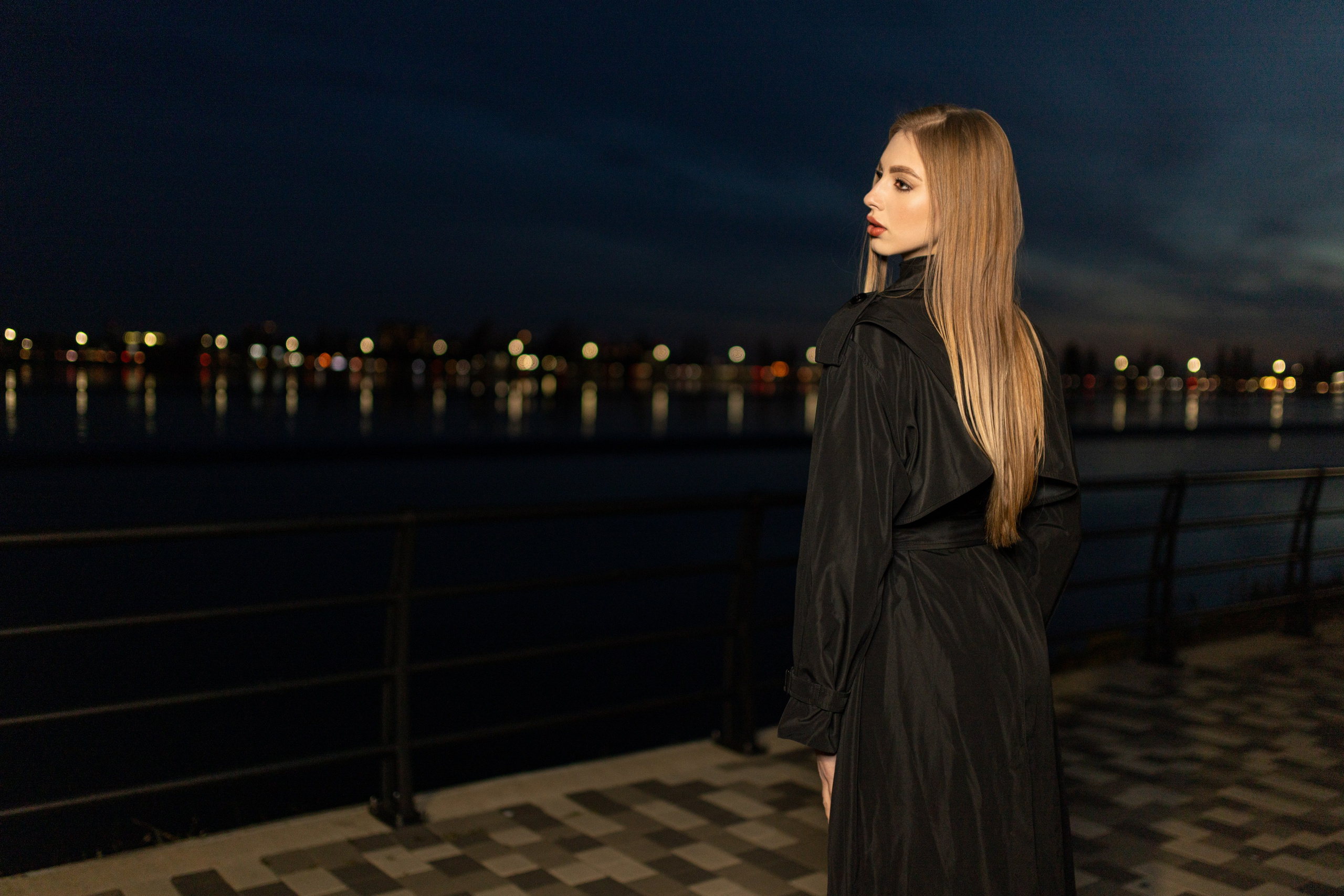 Вечерняя съемка с Ксенией на улице с импульсным светом для «себя». Дмитрий Шульгин, портретный фотограф в Воронеже