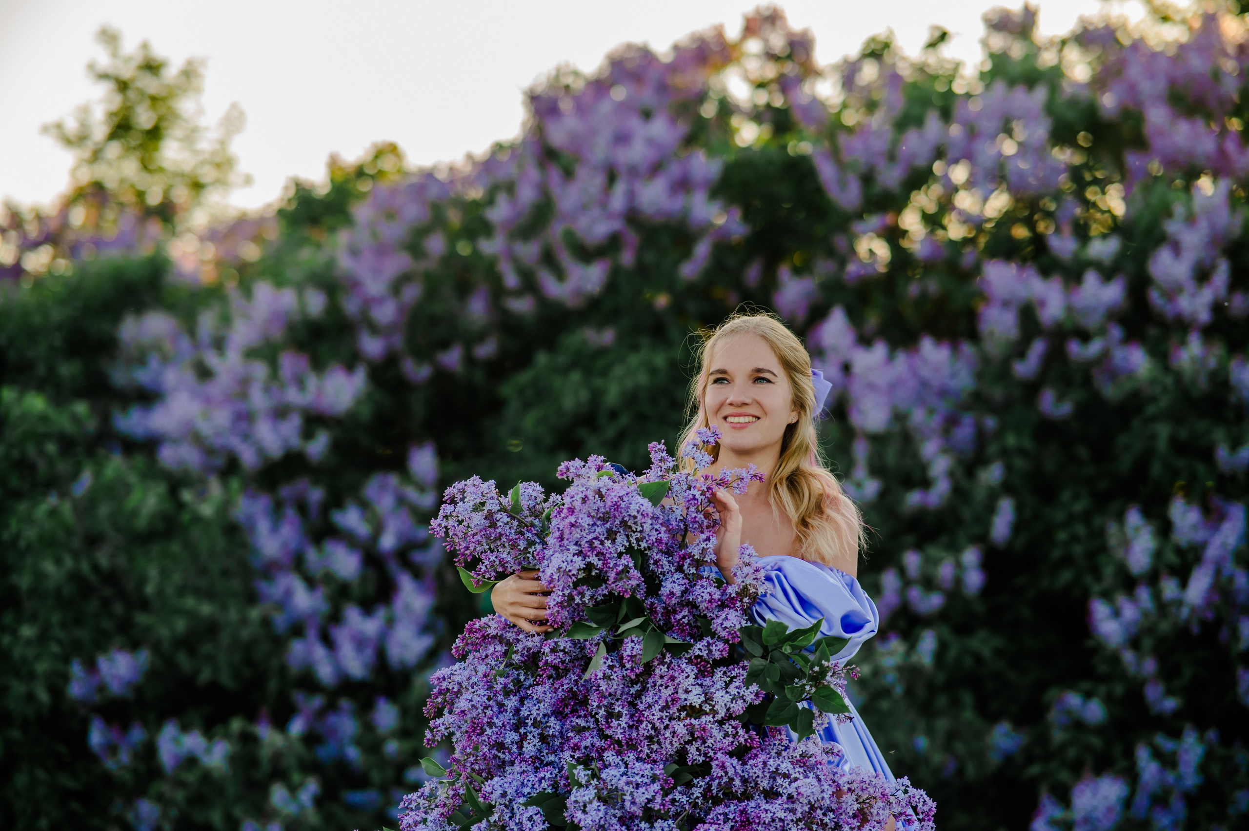 Юлия и сирень. Свадебный и семейный фотограф Евгения Кононова