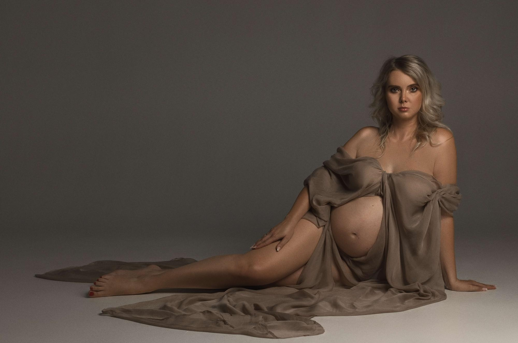 фотография обнаженной беременной, красивое фото беременности в стиле минимализм, фотография беременной в фотостудии