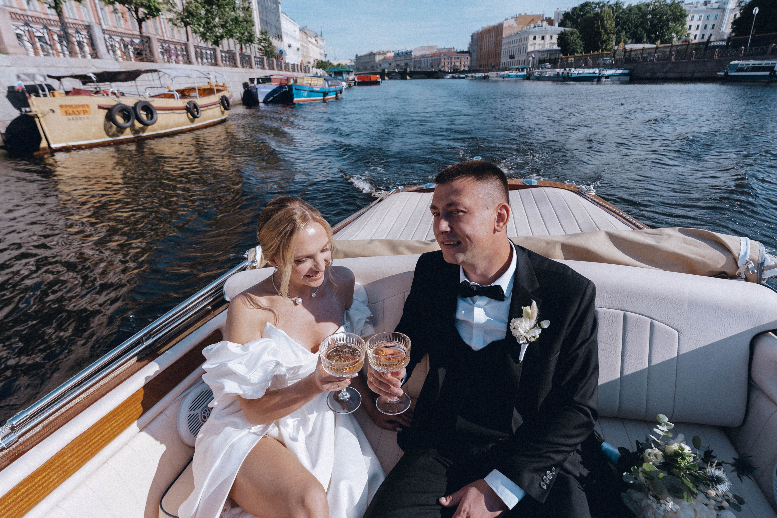СВАДЕНБНАЯ СЬЕМКА НА КАТЕРЕ ПО КАНАЛАМ САНКТ-ПЕТЕРБУРГА И В АКВАТОРИИ НЕВЫ. Профессиональный фотограф, Санкт-Петербург — Виктория Богомолова