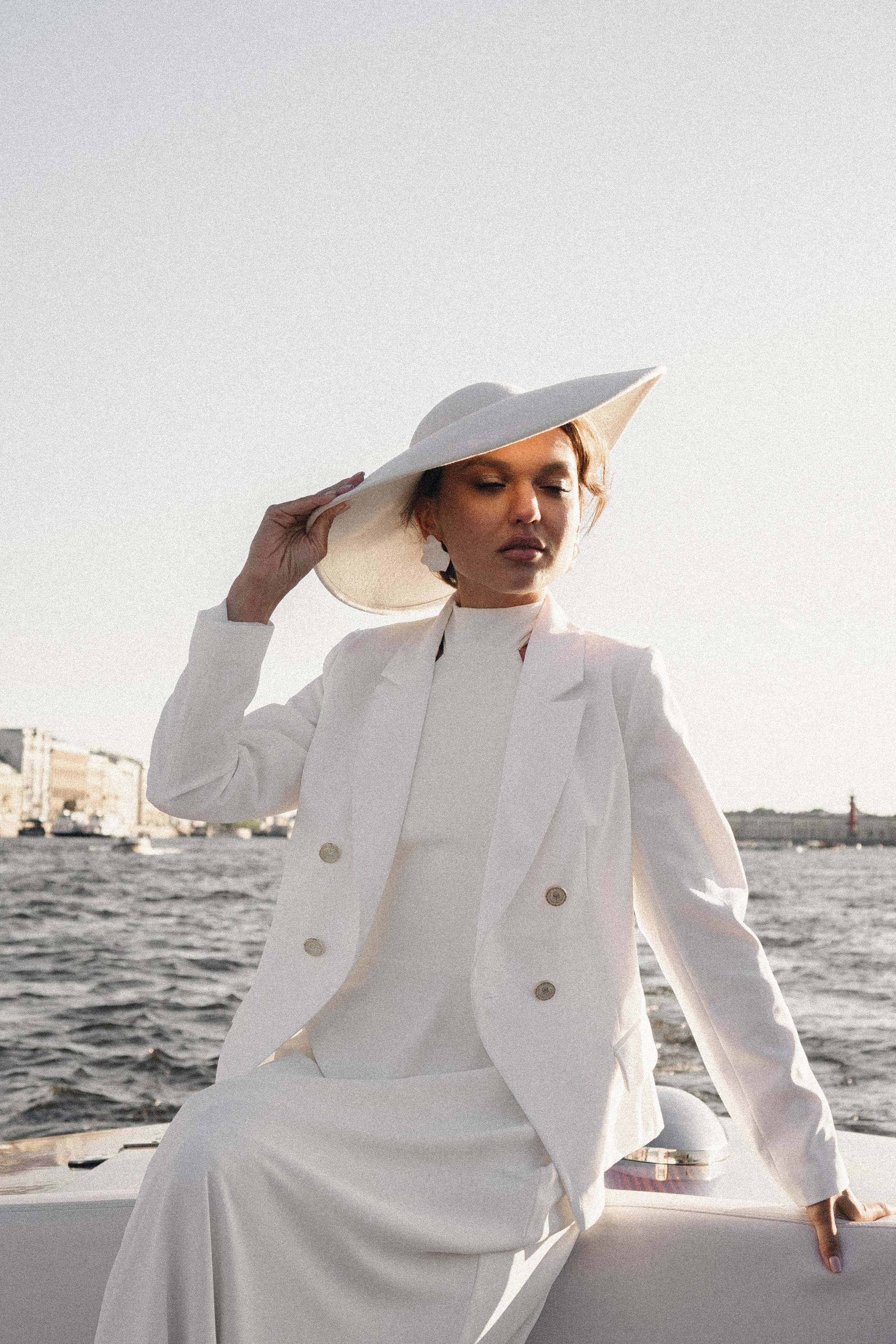 СВАДЕНБНАЯ СЬЕМКА НА КАТЕРЕ ПО КАНАЛАМ САНКТ-ПЕТЕРБУРГА И В АКВАТОРИИ НЕВЫ. Профессиональный фотограф, Санкт-Петербург — Виктория Богомолова