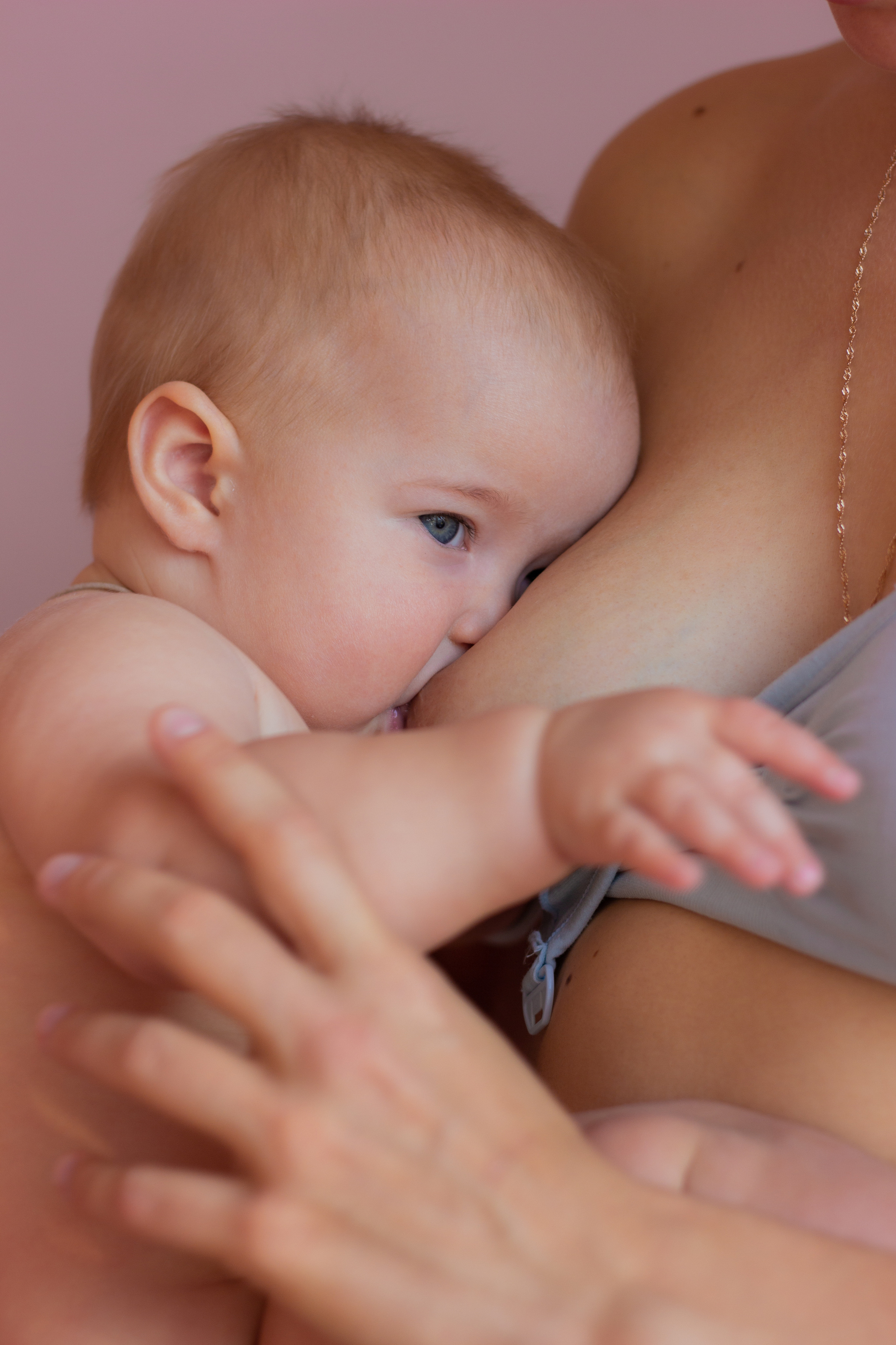 Варя и Лиза. Фотограф грудного вскармливания в Москве Екатерина