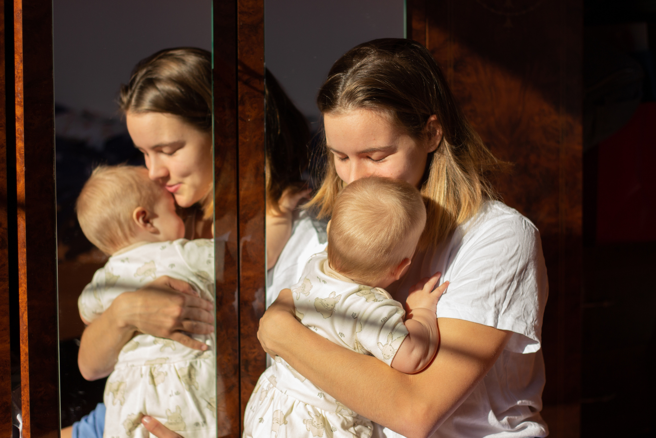 Варя и Лиза. Фотограф грудного вскармливания в Москве Екатерина