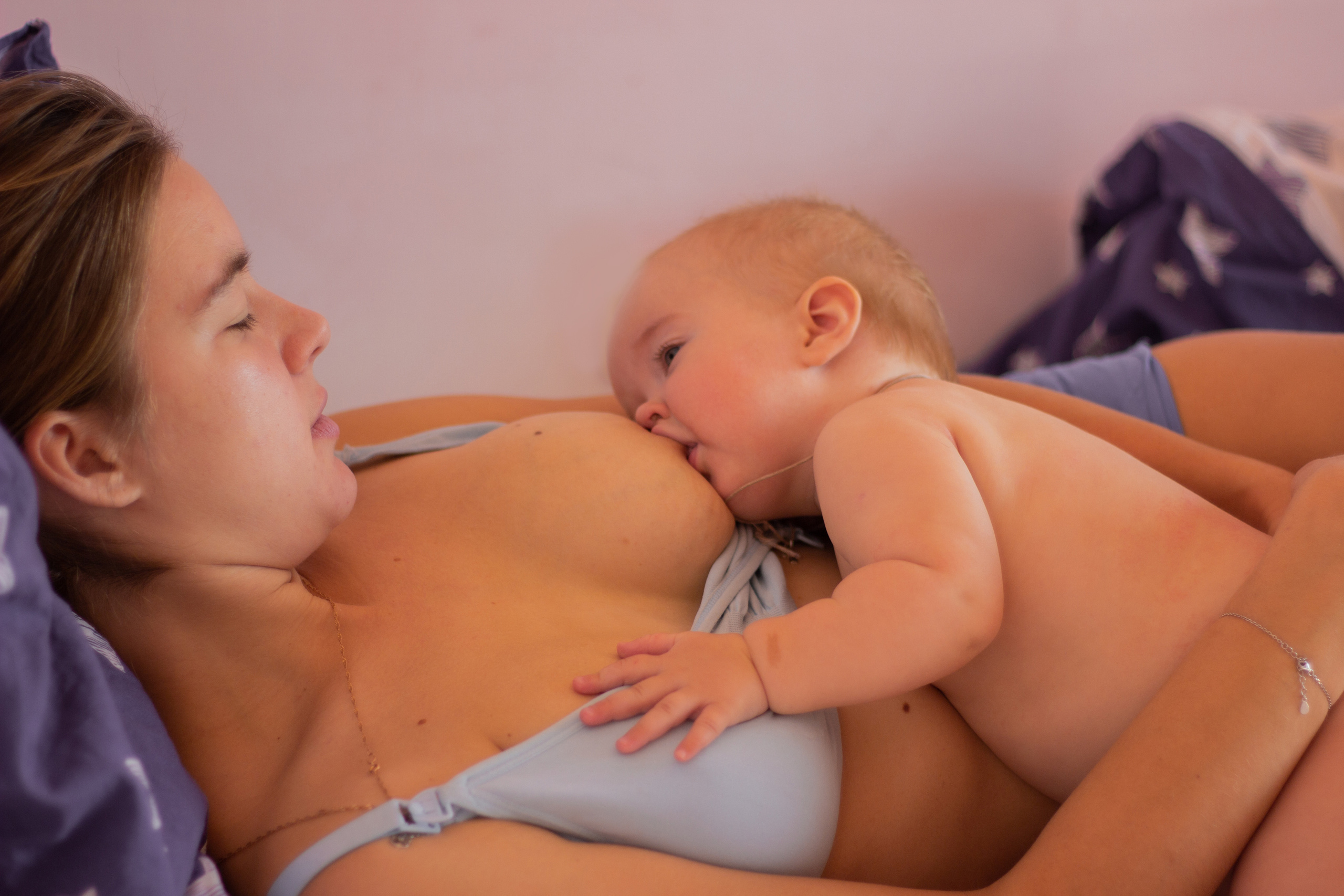 Варя и Лиза. Фотограф грудного вскармливания в Москве Екатерина