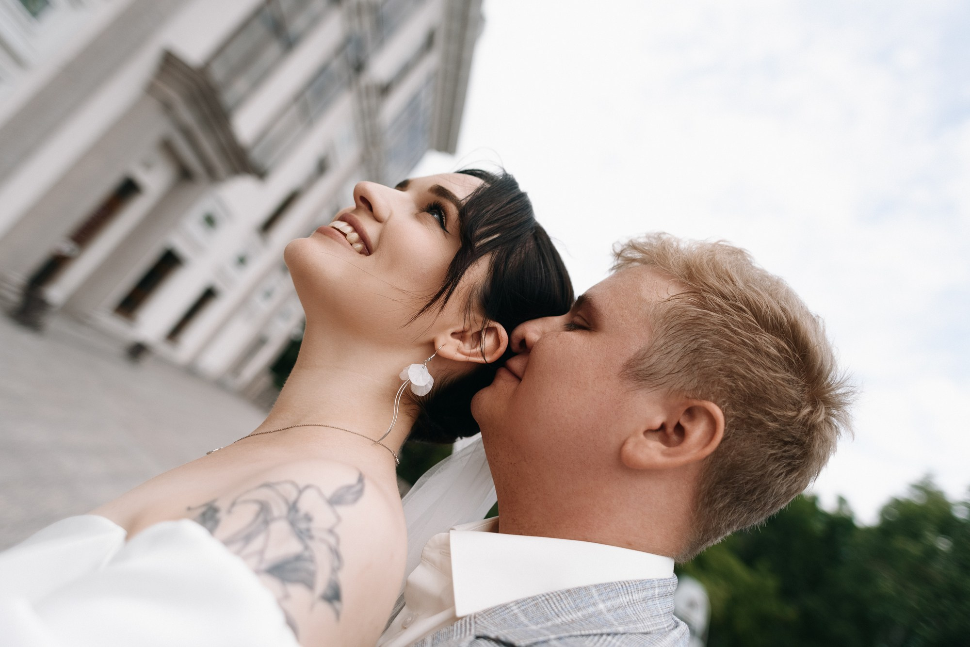 Свадебный фотограф Тюмень — Роман и Ксения: фотосессия с гостями и прогулка в парке. Портретный фотограф Тюмень Дарья Мустафина