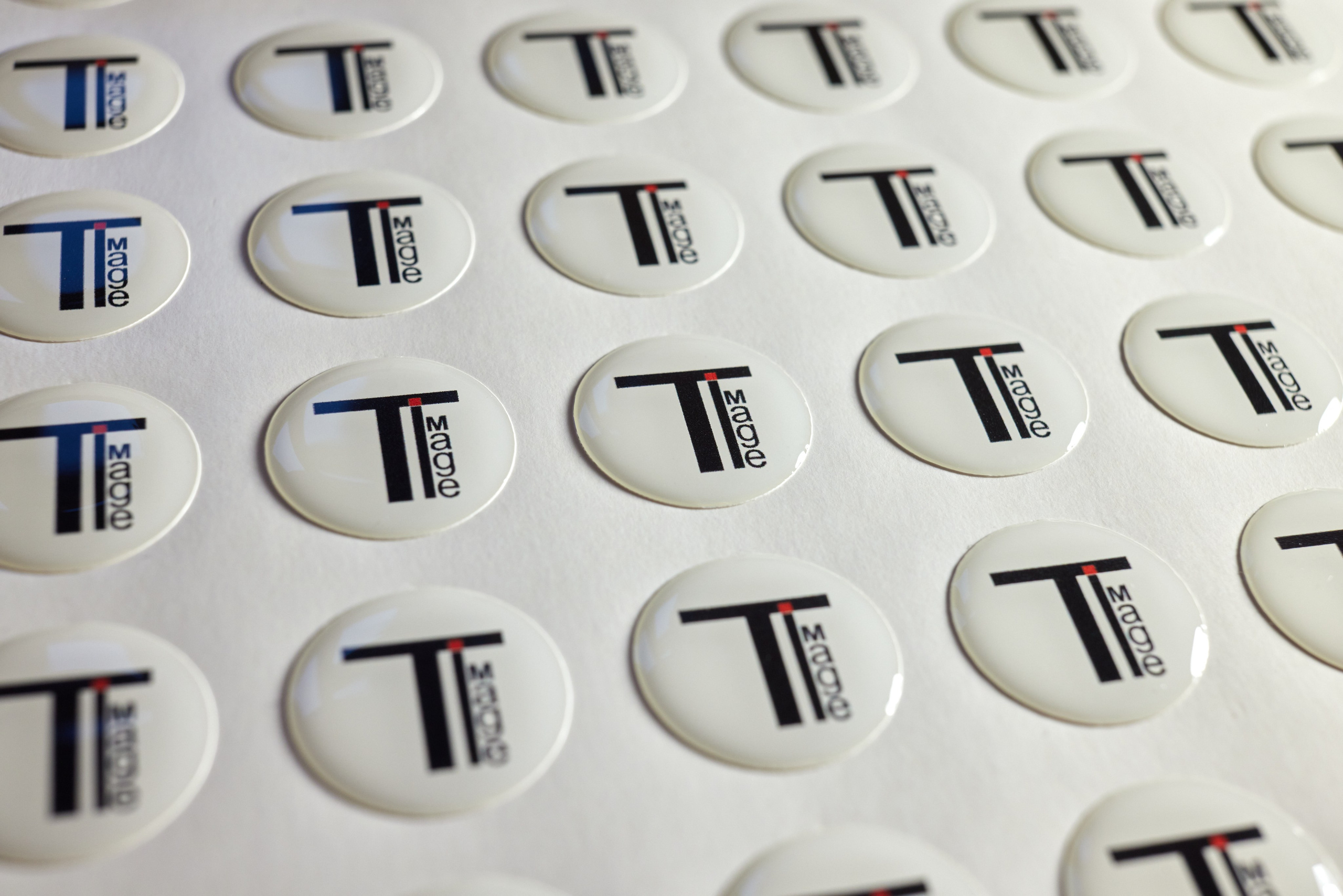 Полимерная этикетка. Имидж Технологии — Производство сувенирных магнитов, заливных этикеток и значков. Репортажная фотография в Кирове Кировской области