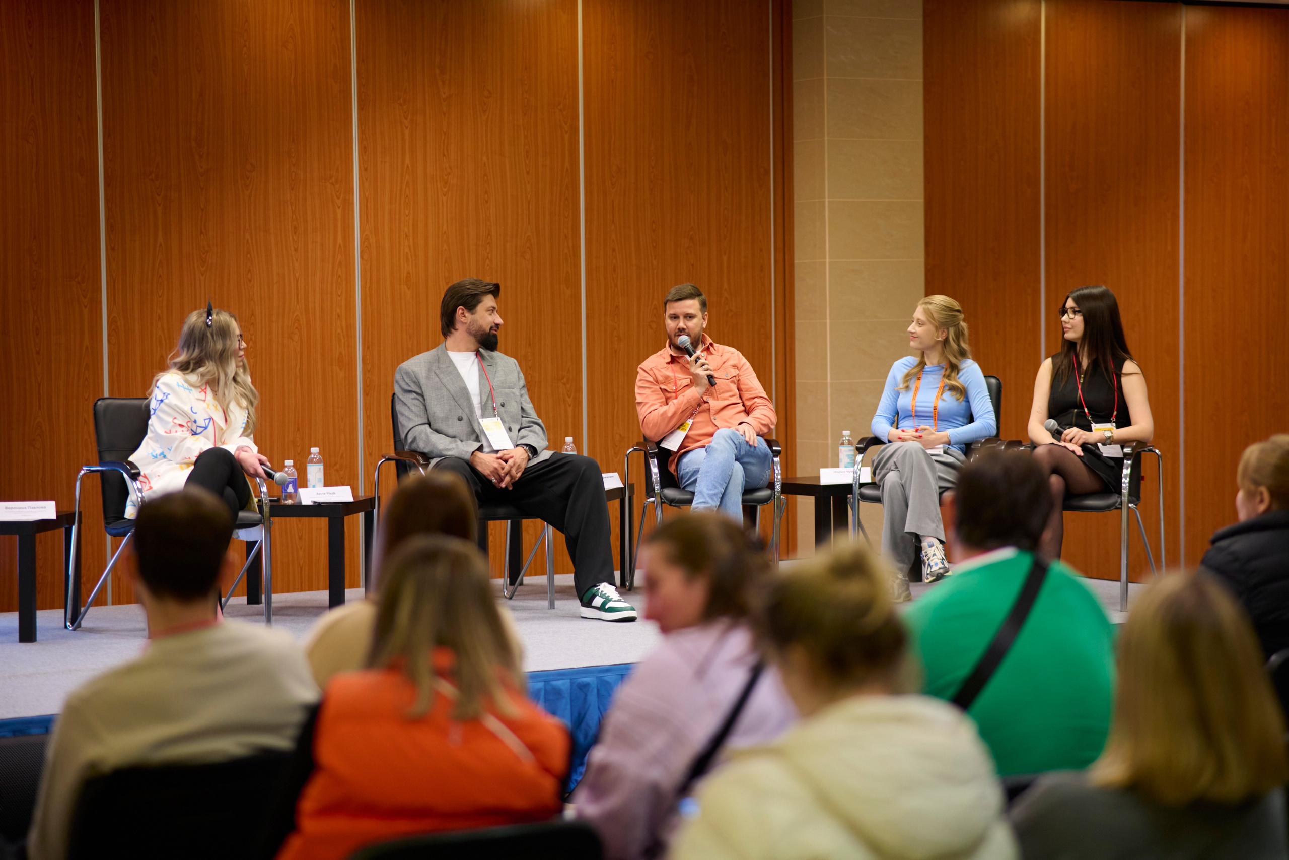 Upgrade Retail Весна 2025. Репортажный фотограф в Москве и Санкт-Петербурге — Профессиональная съёмка мероприятий | Данила Золкин