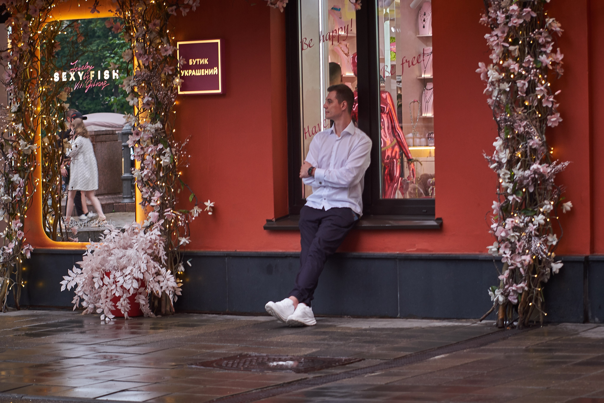 Молодой человек  у Бутика украшений "Sexy Fish Jewelry - фотограф Виталий Дени