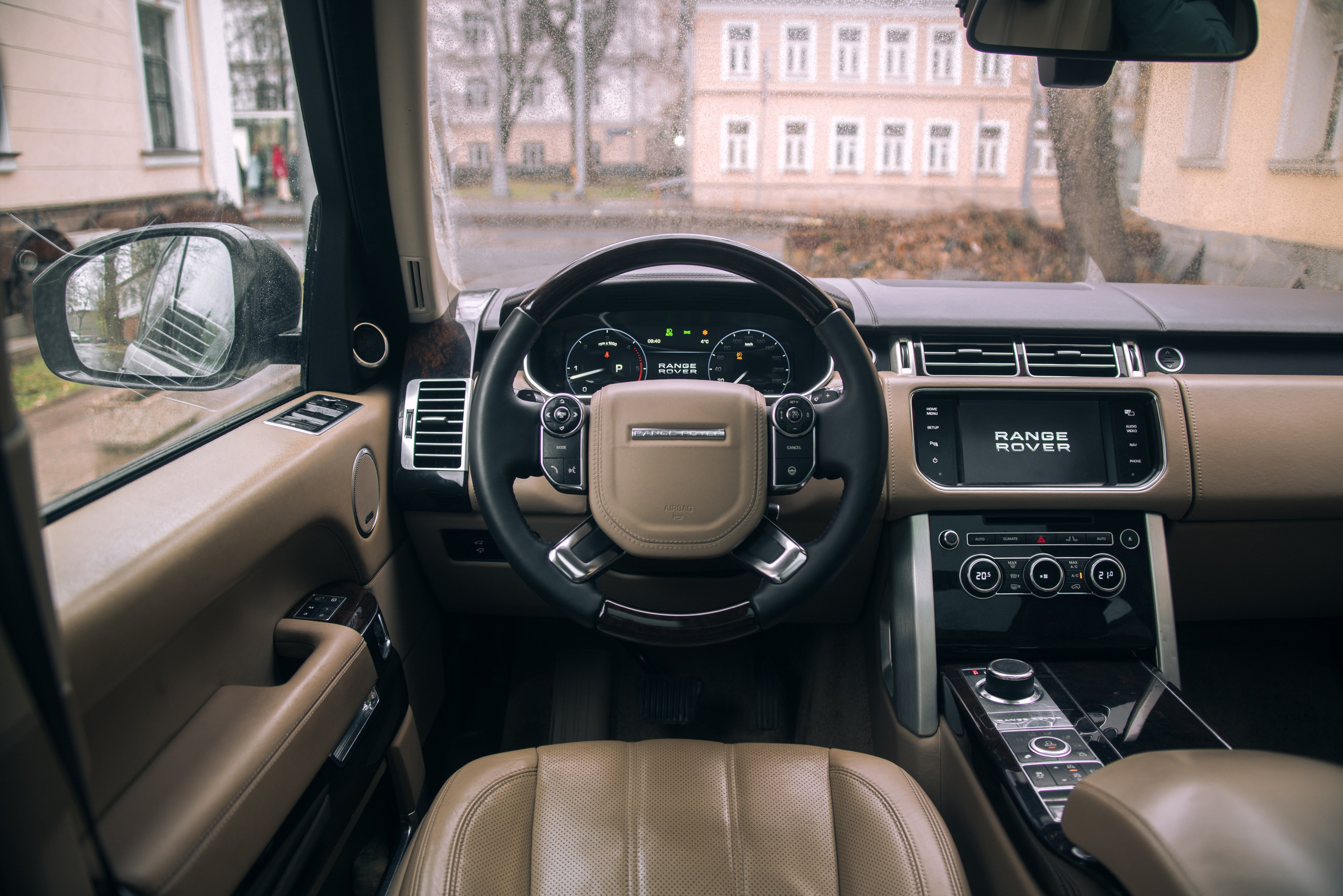 Range Rover в центре Москвы. Жуков Илья  свадебный фотограф в Москве