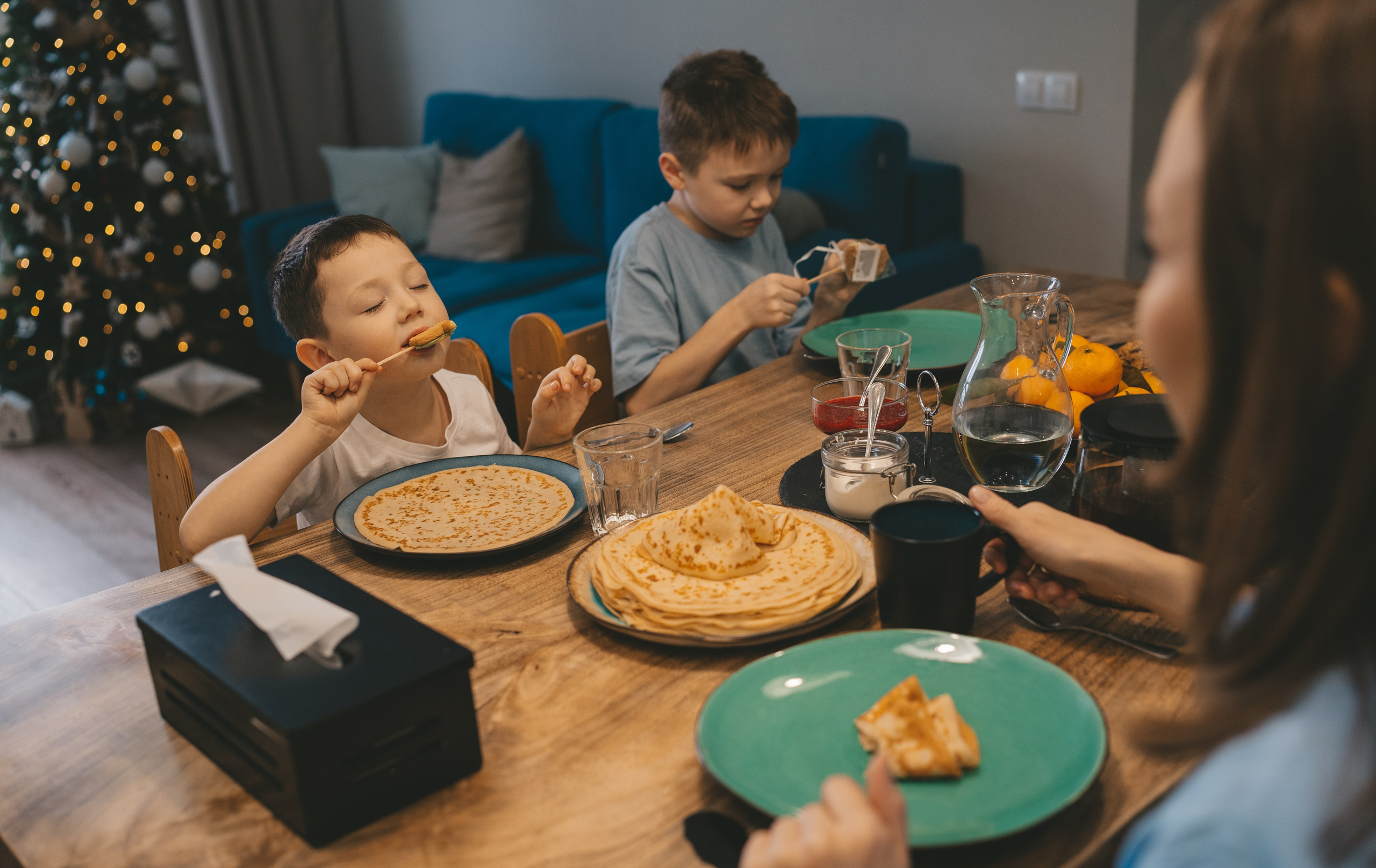 Новогодняя семейная съемка с двумя детьми. Фотограф Екатерина Канчалаба