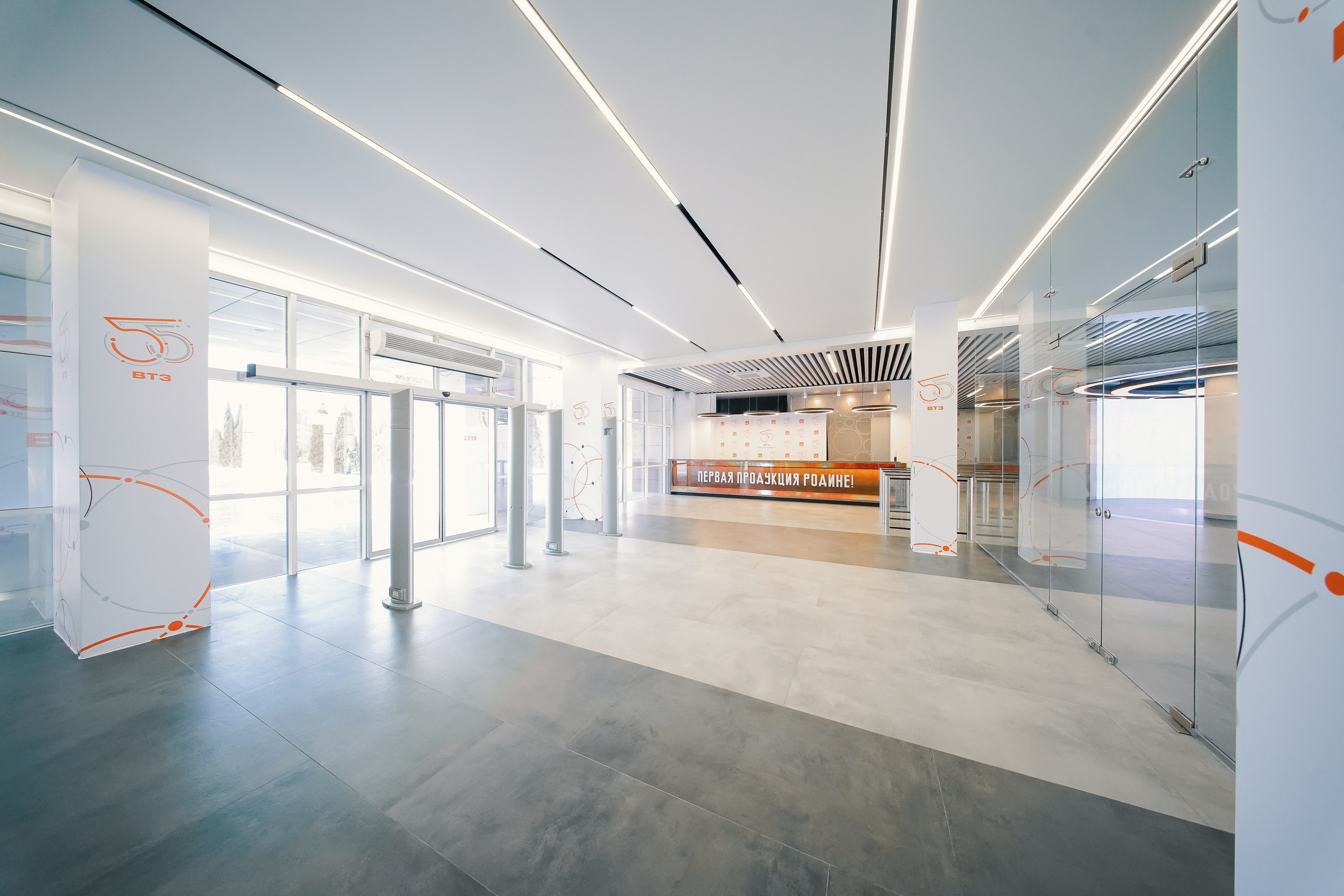 Фойе заводоуправления ВТЗ. Фотограф Никита Барановский