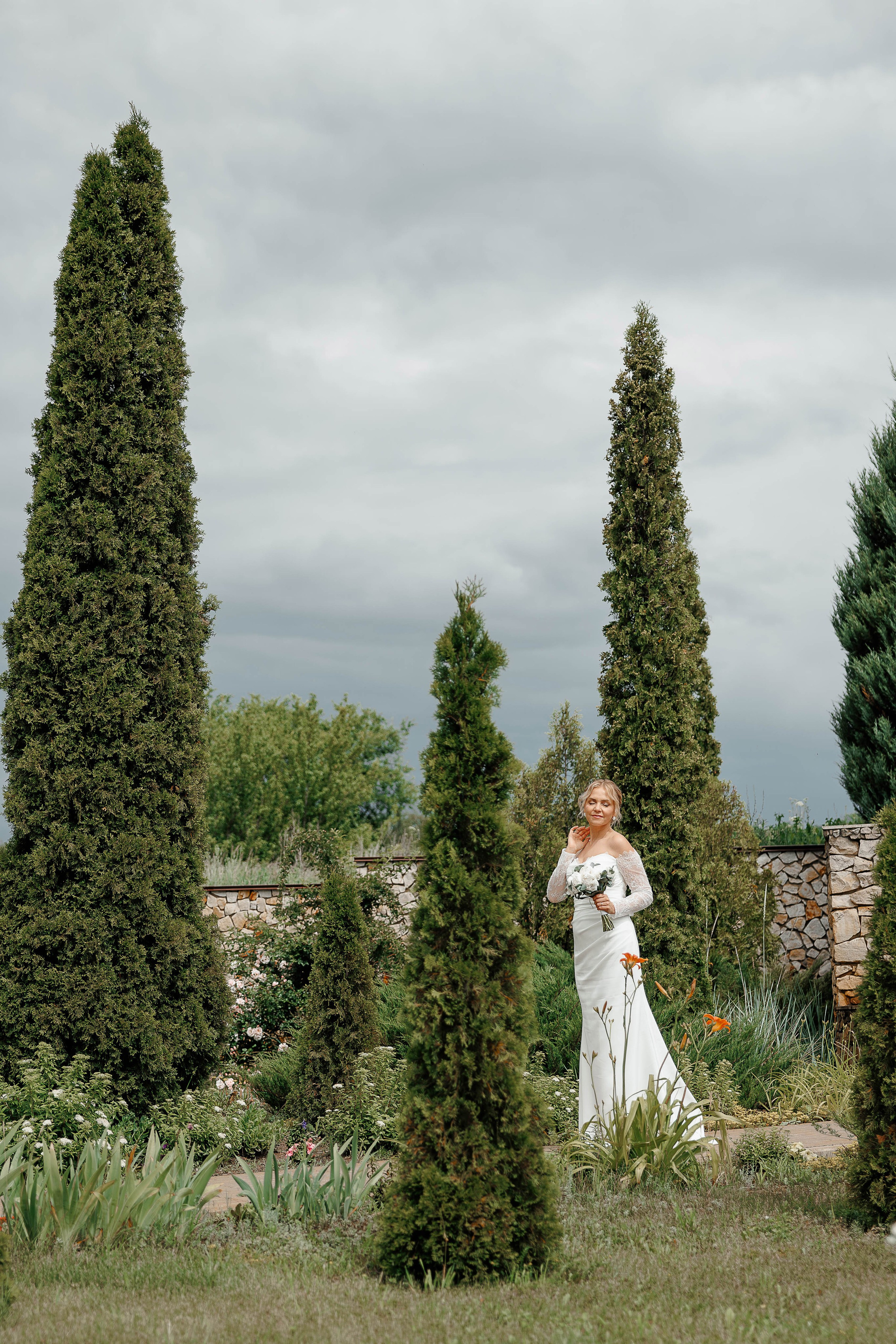 Невеста гуляет по саду Фотограф Денис Перминов