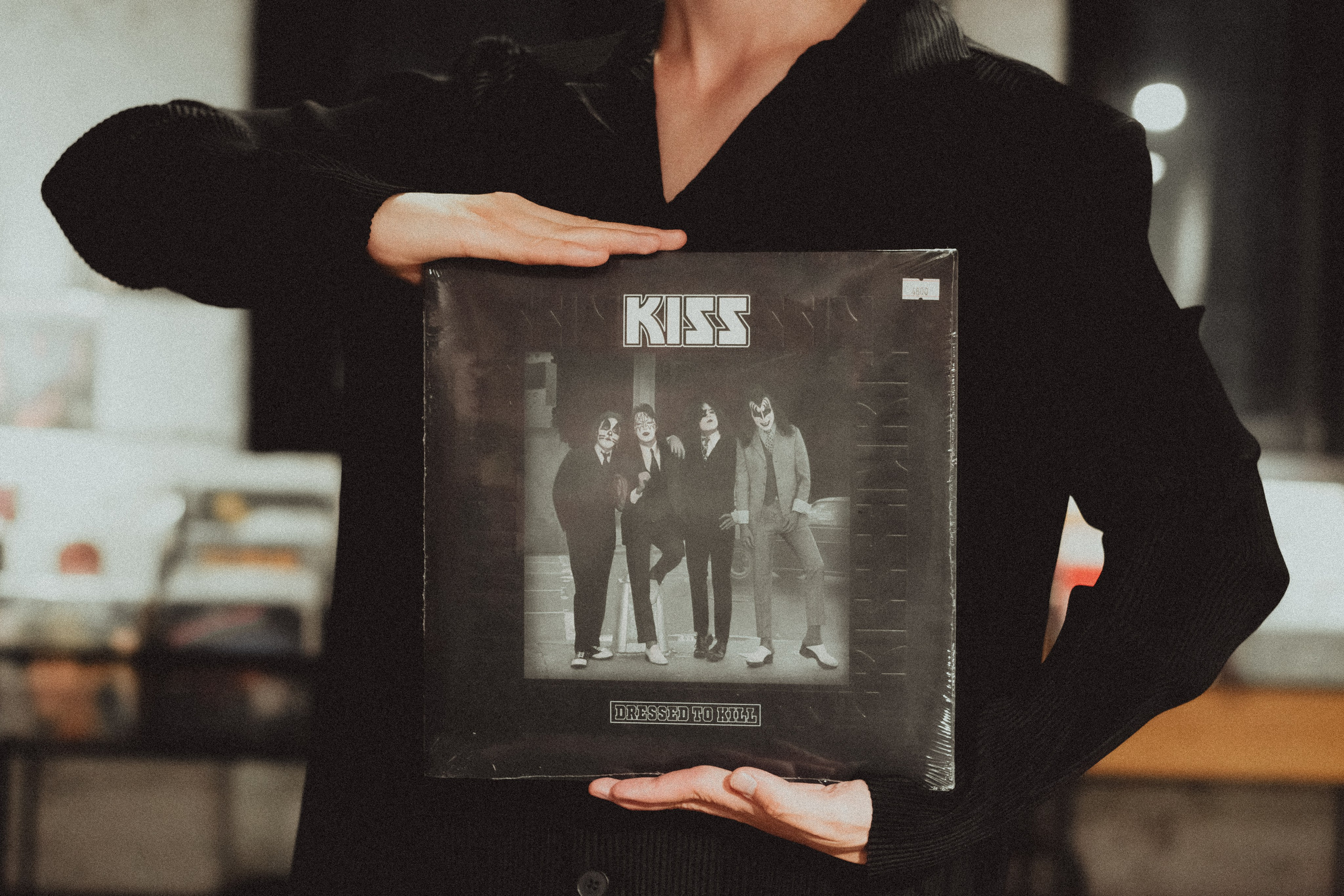 Парная ретро фотосессия в магазине с виниловыми пластинками