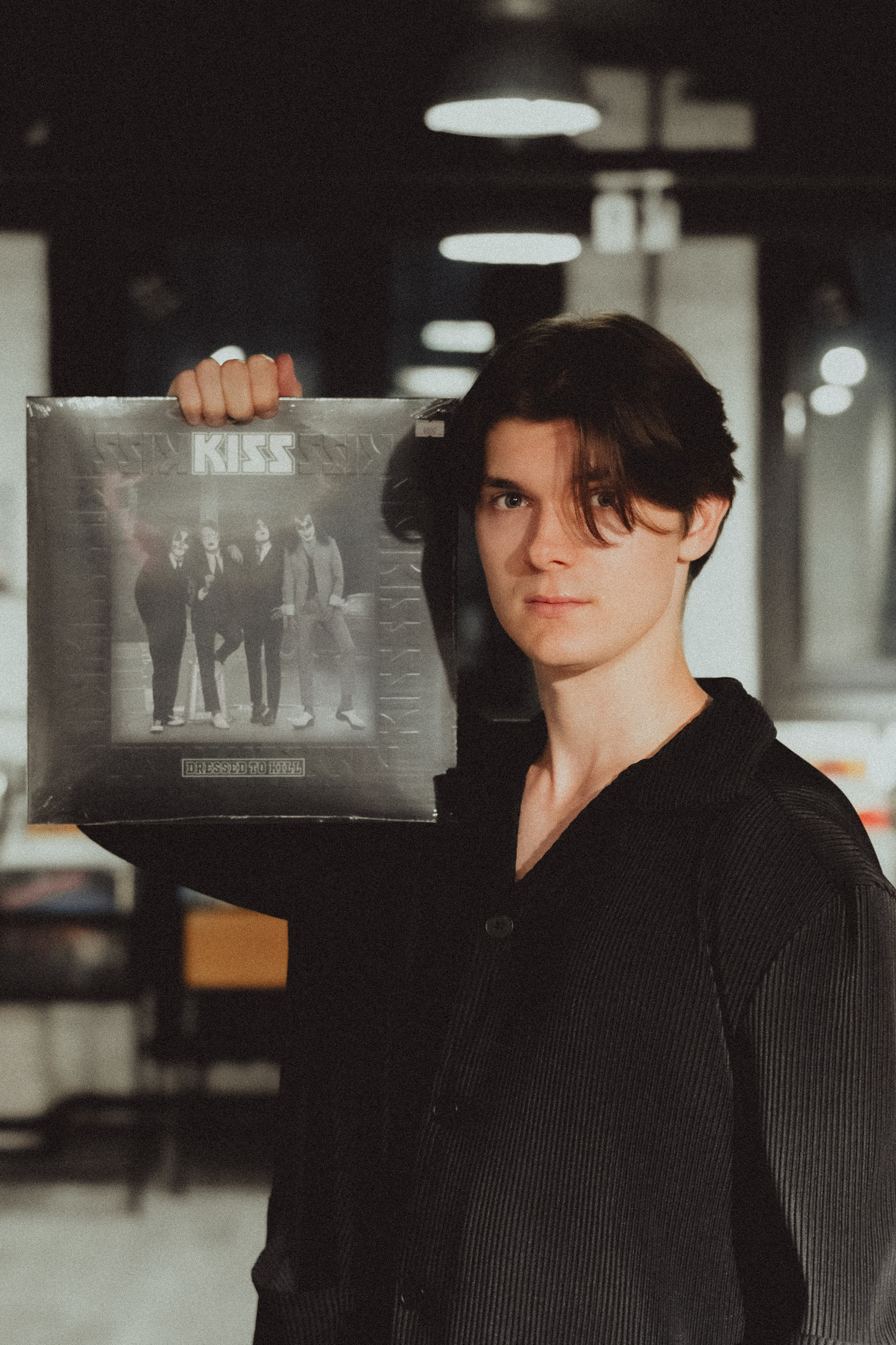 Парная ретро фотосессия в магазине с виниловыми пластинками