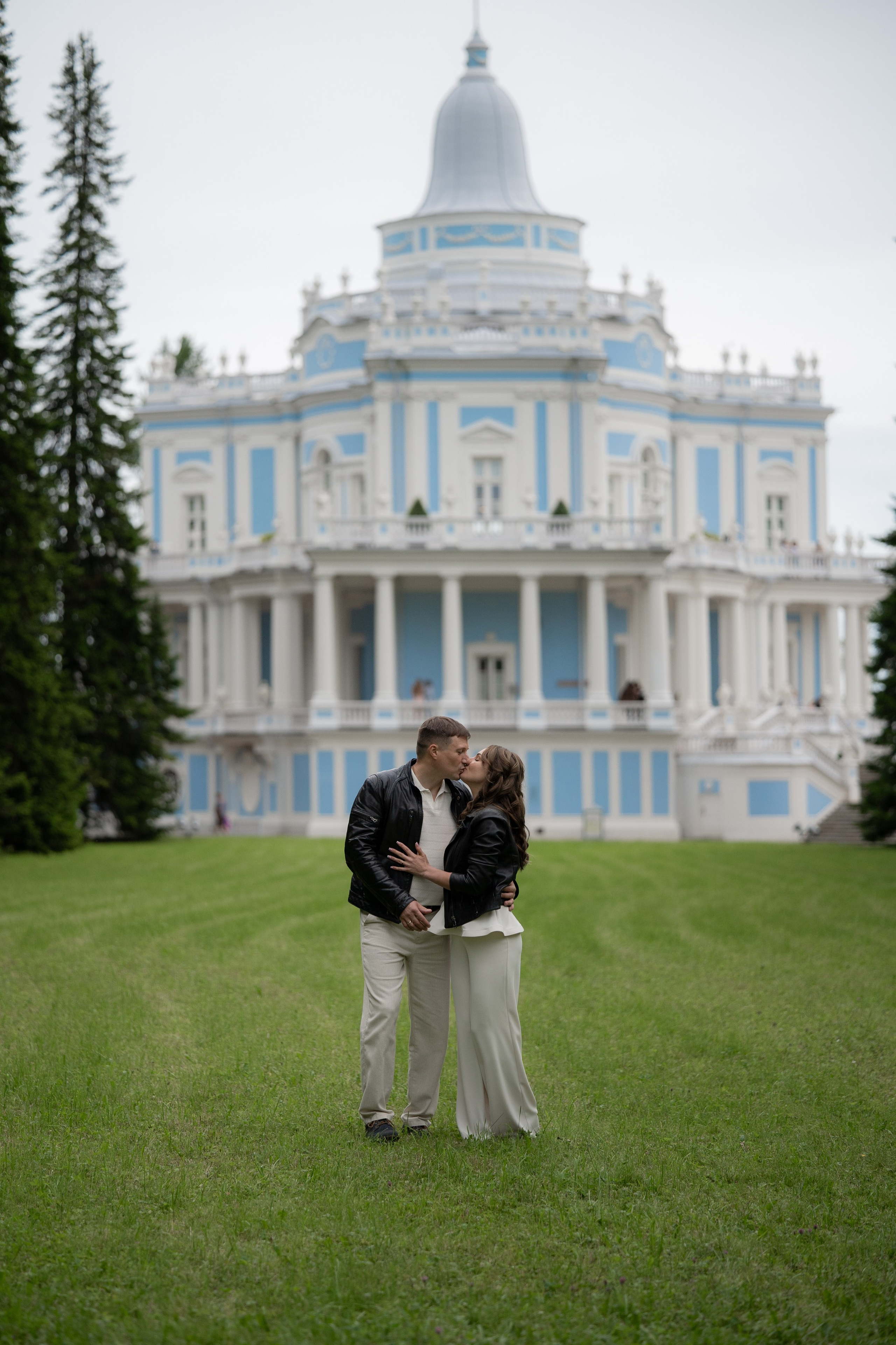 Красивые места для свадебной фотосессии летом в Санкт-Петербурге. Свадебный фотограф Александр Невский в Санкт-Петербурге