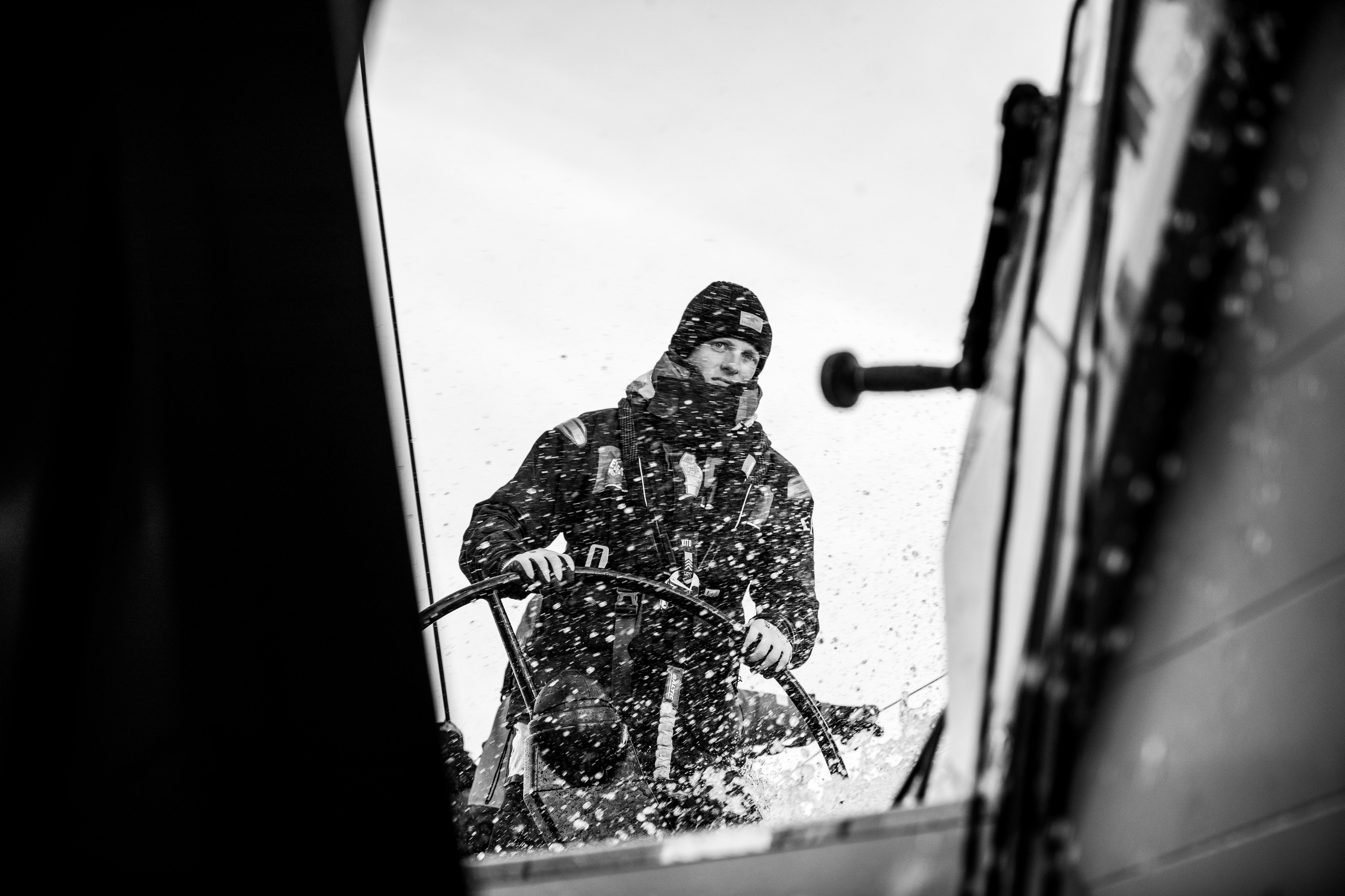 Яхтсмен за штурвалом в шторм. Черно-белый портрет.