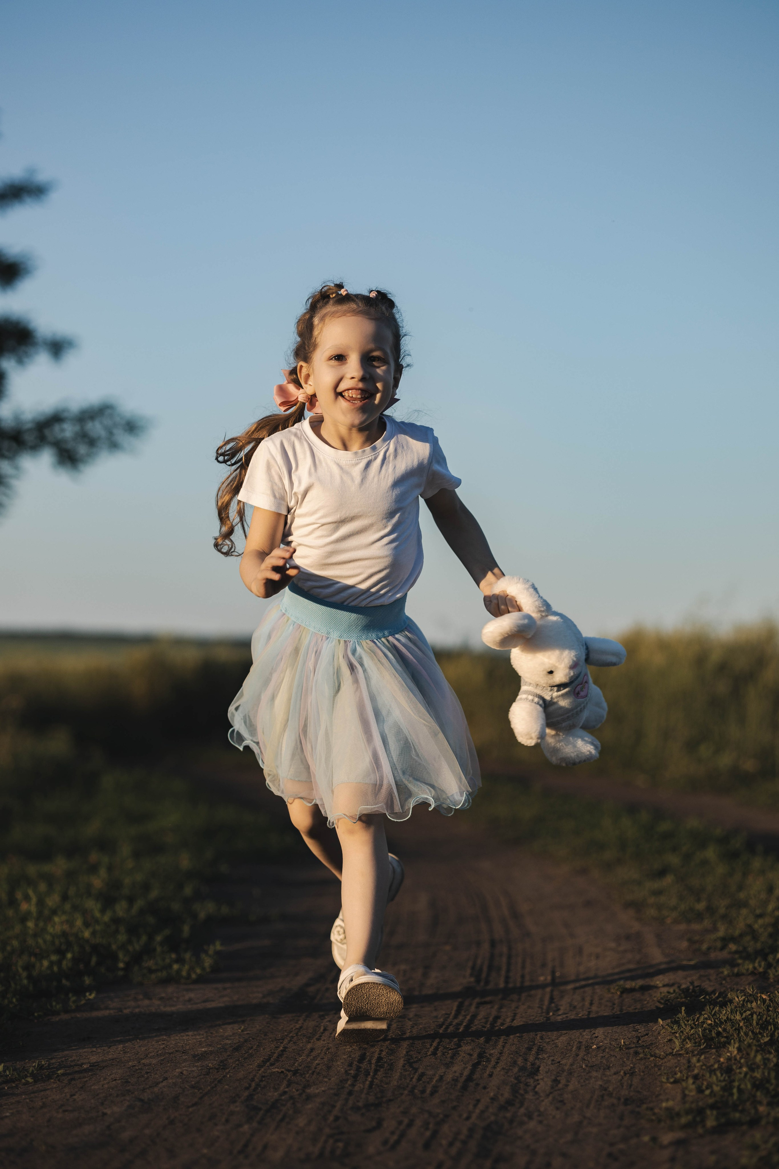 Внучка и бабуля прогулка на природе. Коммерческий фотограф