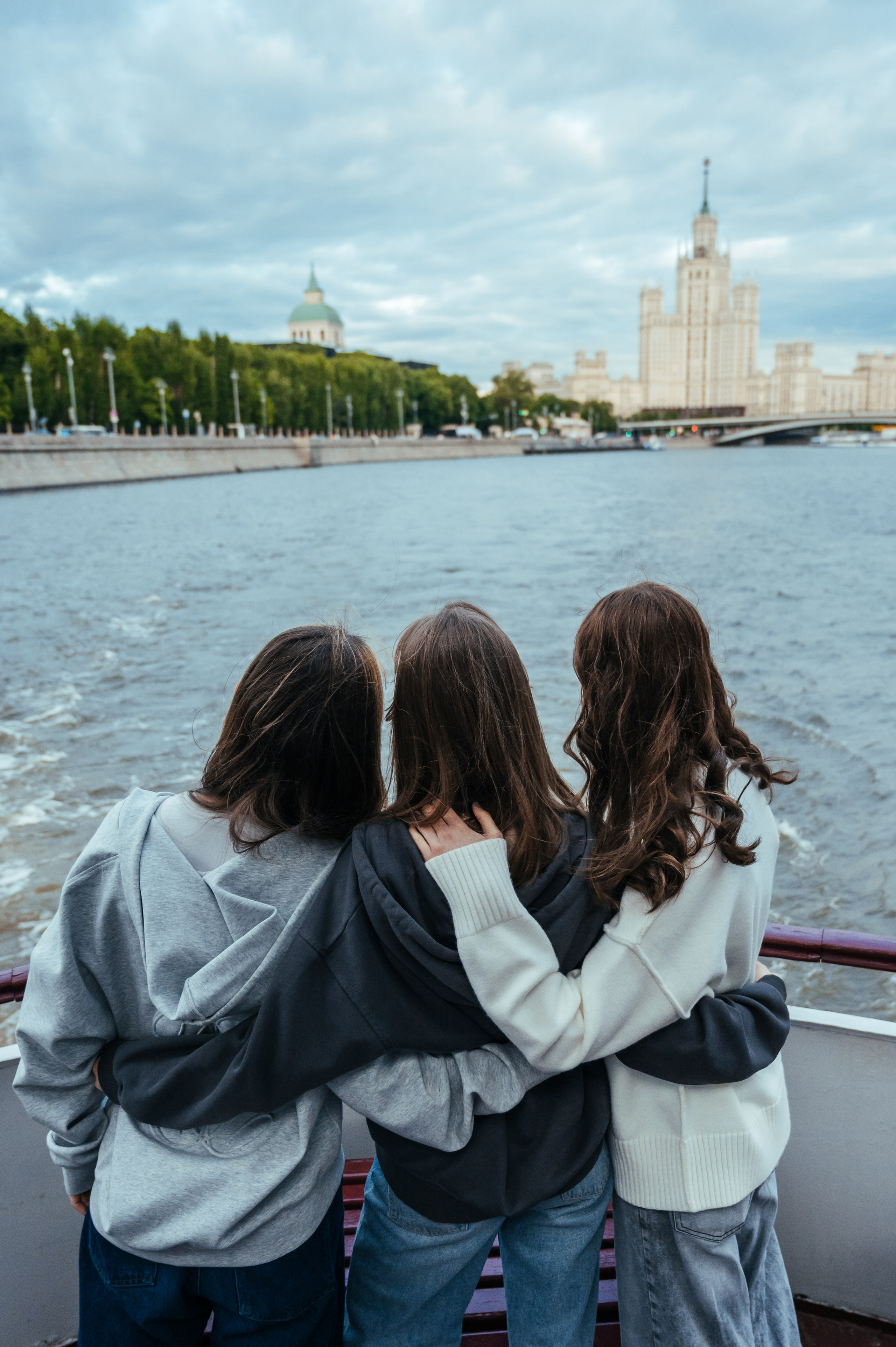 Последний звонок. Анастасия Петрович фотограф, фотокорреспондент в Москве и Санкт-Петербурге. Фотосъёмка репортажа, мероприятия, корпоративная съёмка, контент