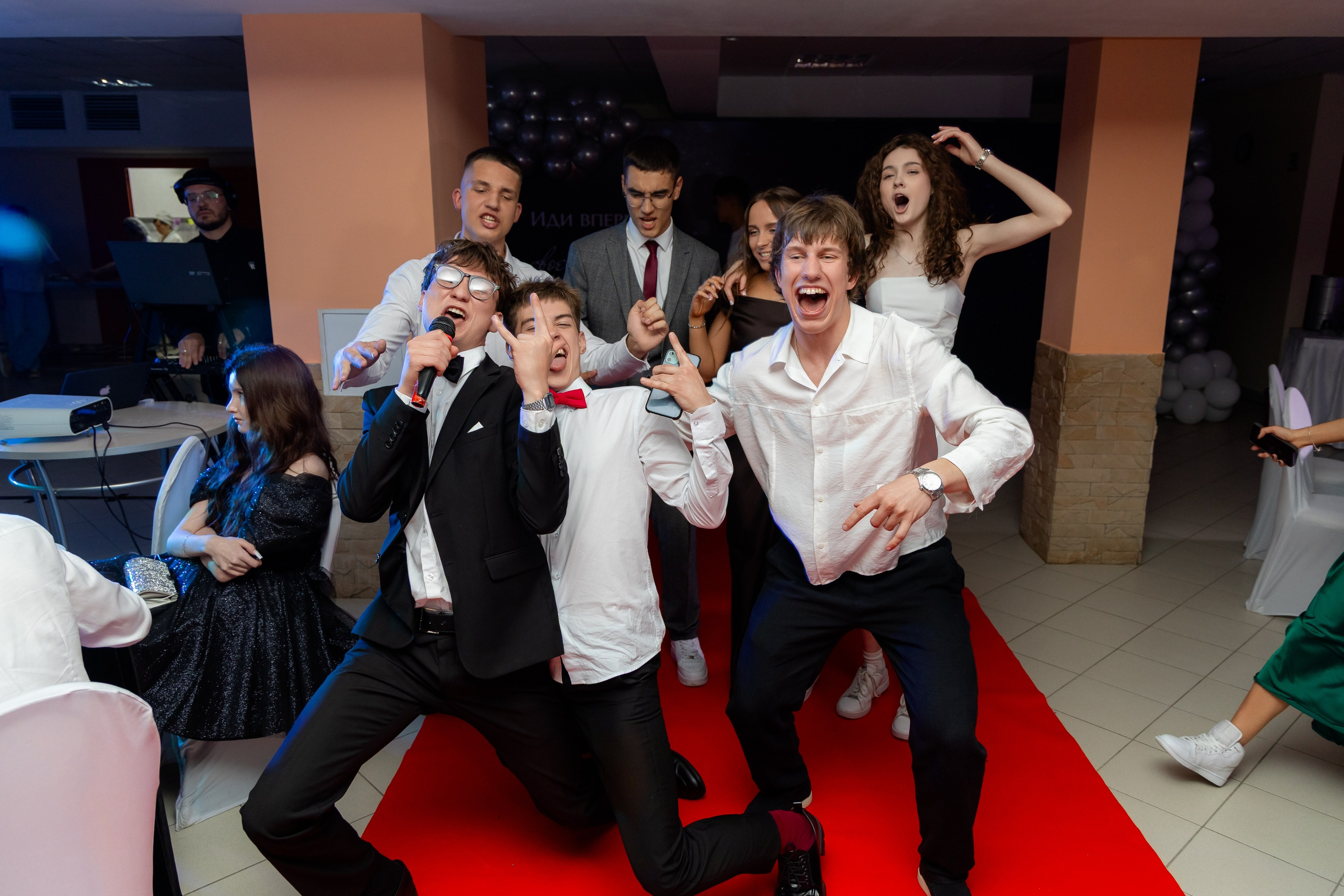 Школьный выпускной 2025 год в Минске, Беларуси. Свадебный фотограф в Минске/Беларуси Сергей Спиридонов