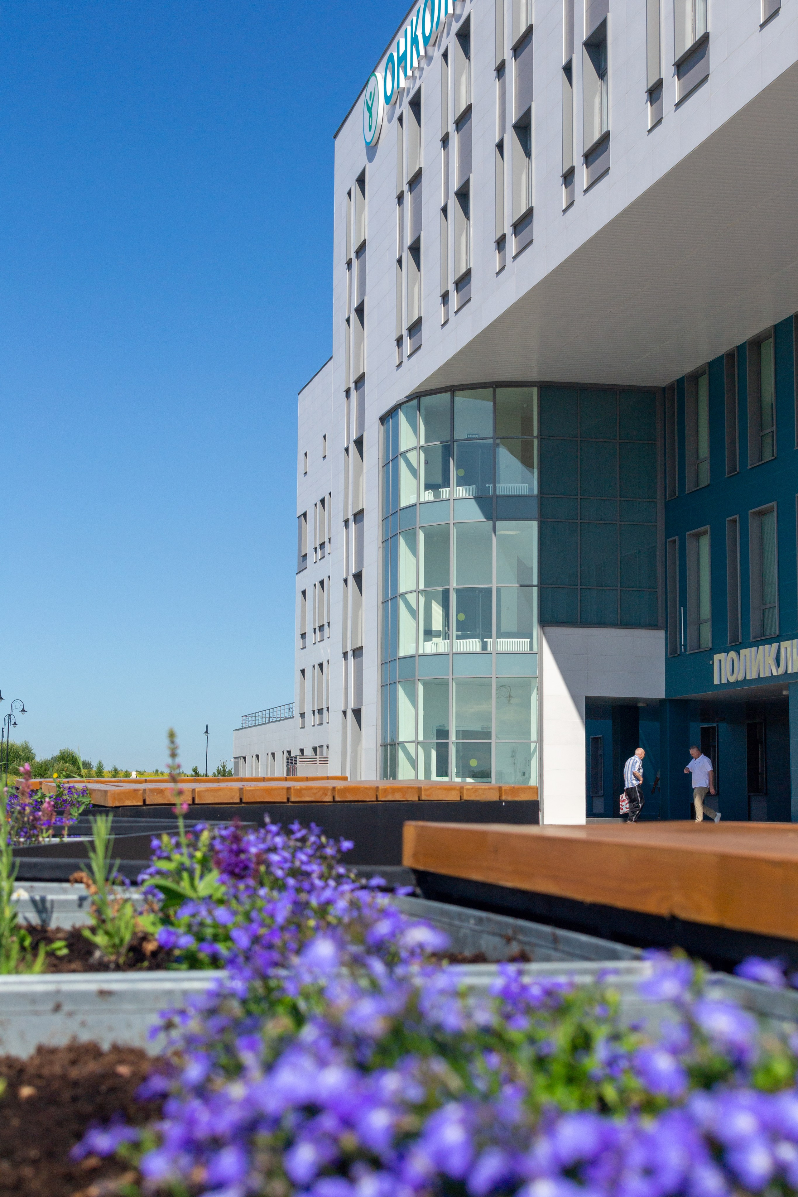 Тульская областная онкологическая больница (лето-цветы, NIKON D3100 35 мм F1,8)). Фотограф в Туле Крупский АнДРей. Фотостудия «КАДР71» в Туле