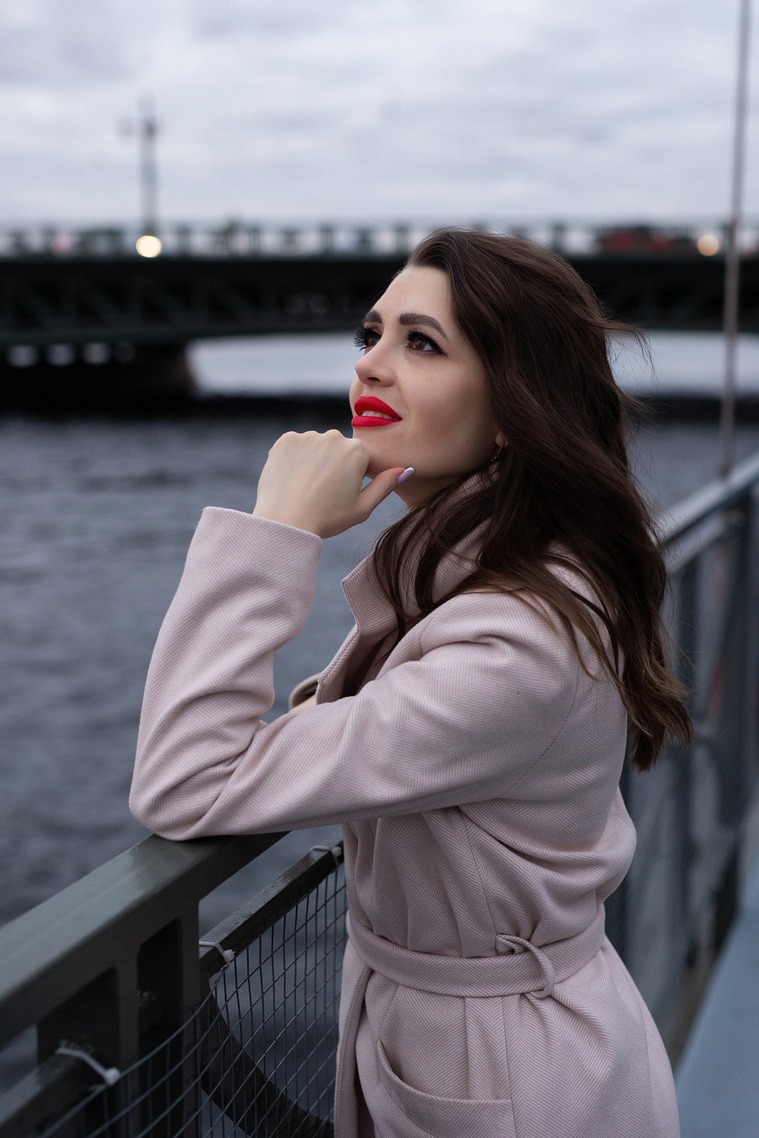 портрет девушки на набережной невы
