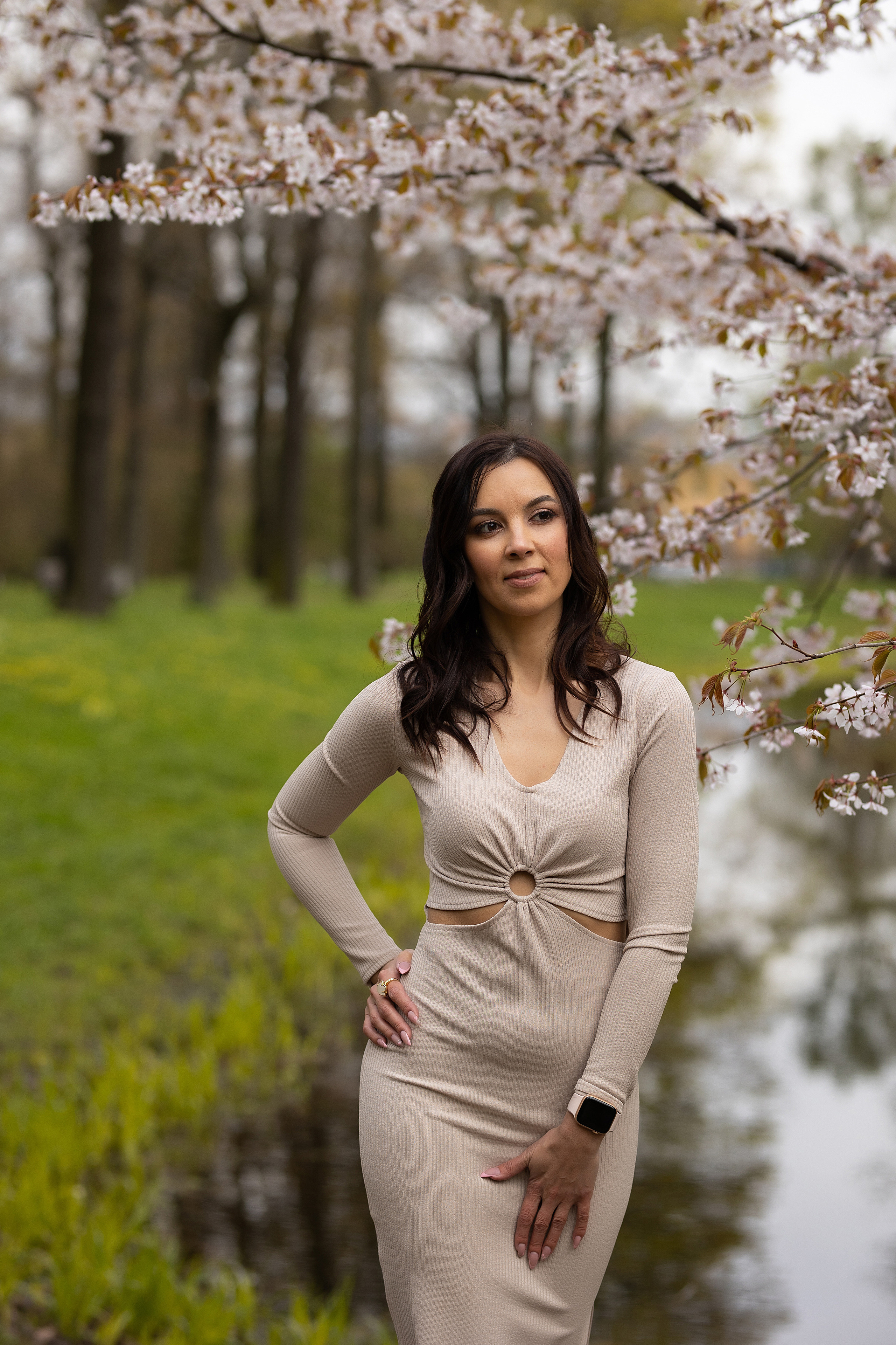 Сакура у воды