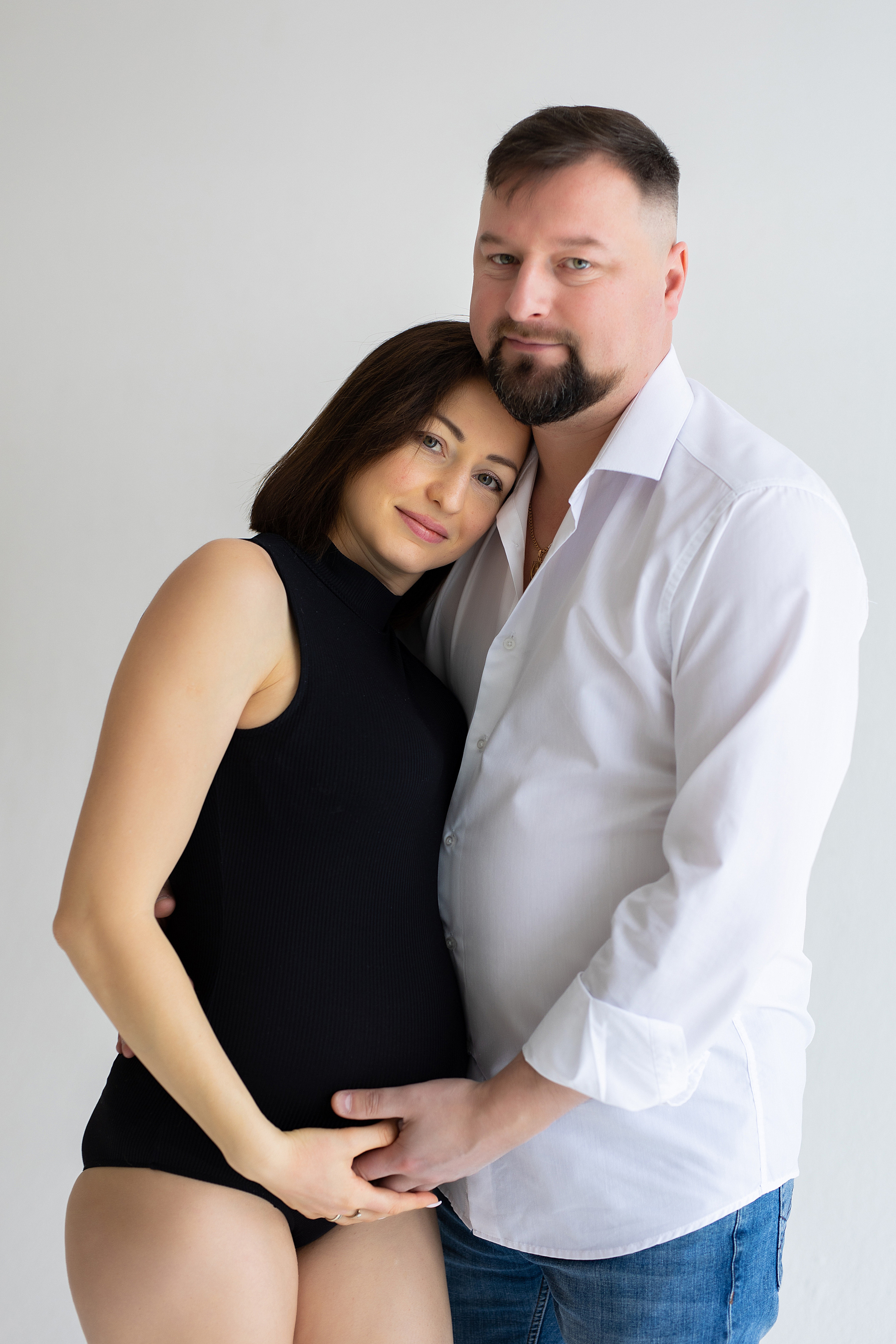 муж обнимает беременную жену