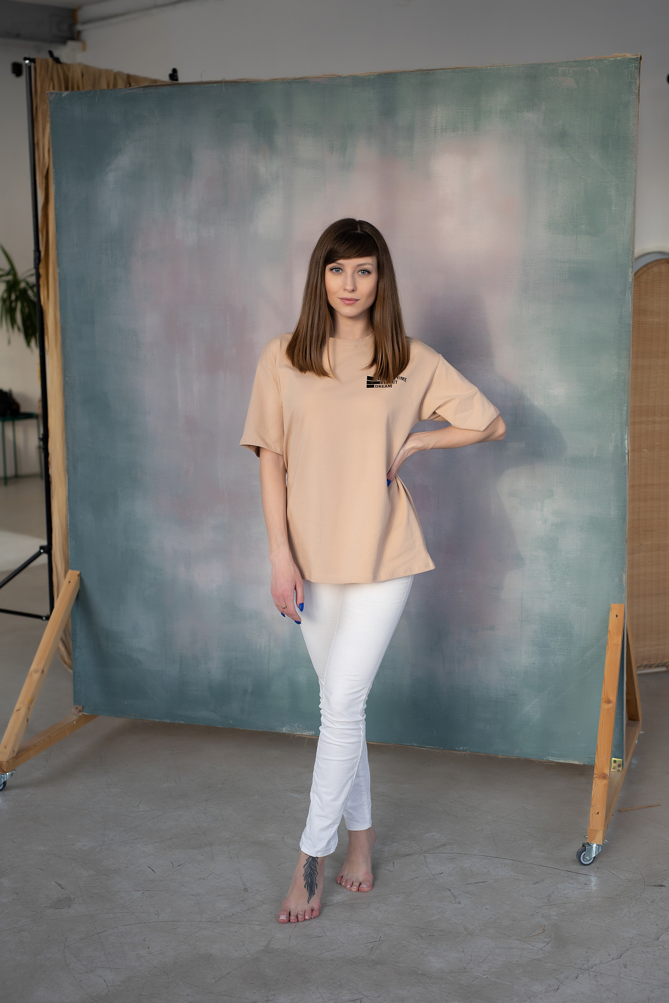 стройная модель для съёмки товаров маркетплейс