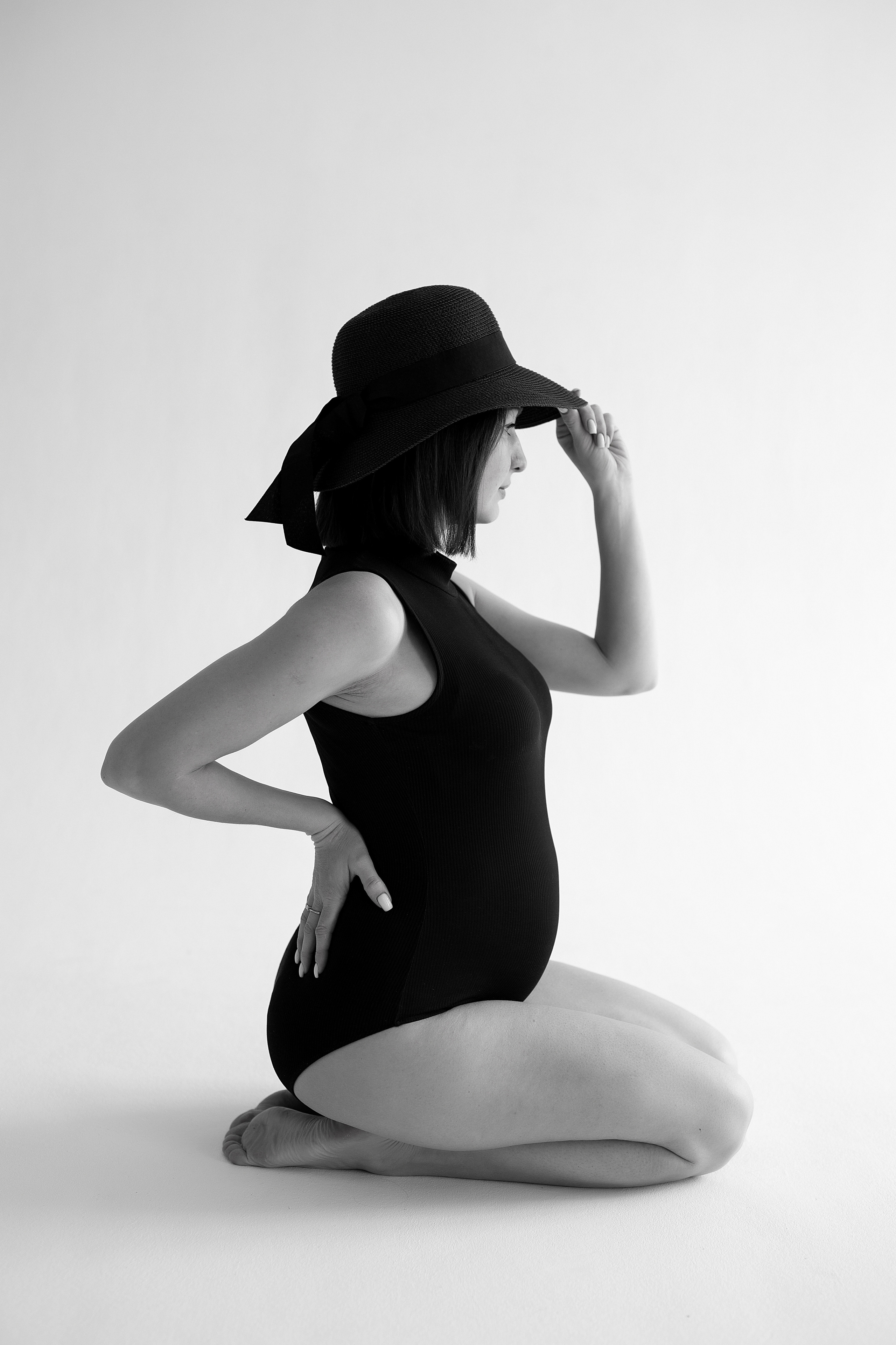 позы для фотосессии в ожиданиии чуда беременной чёрно-белая съёмка беременности