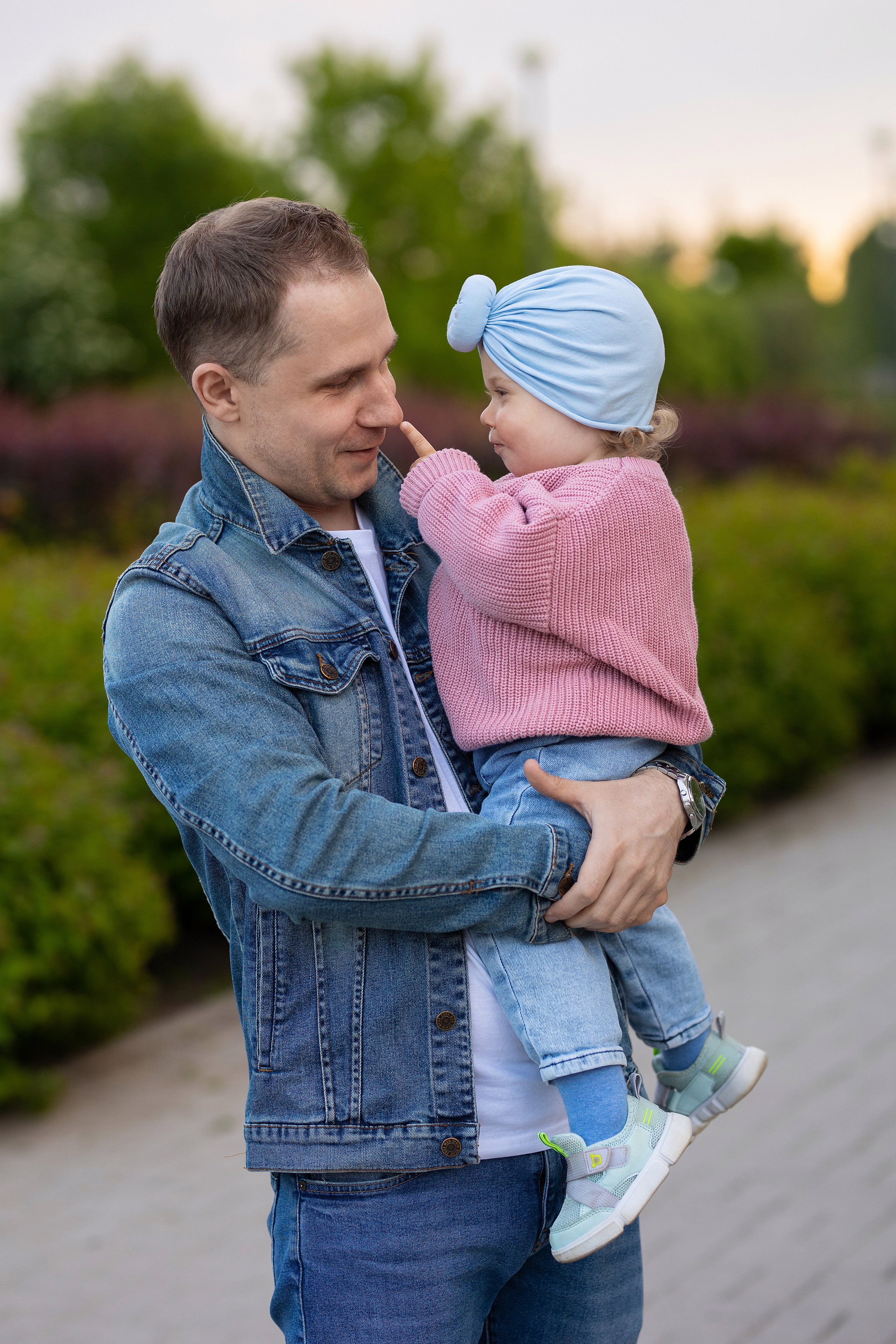 папа и дочка играют