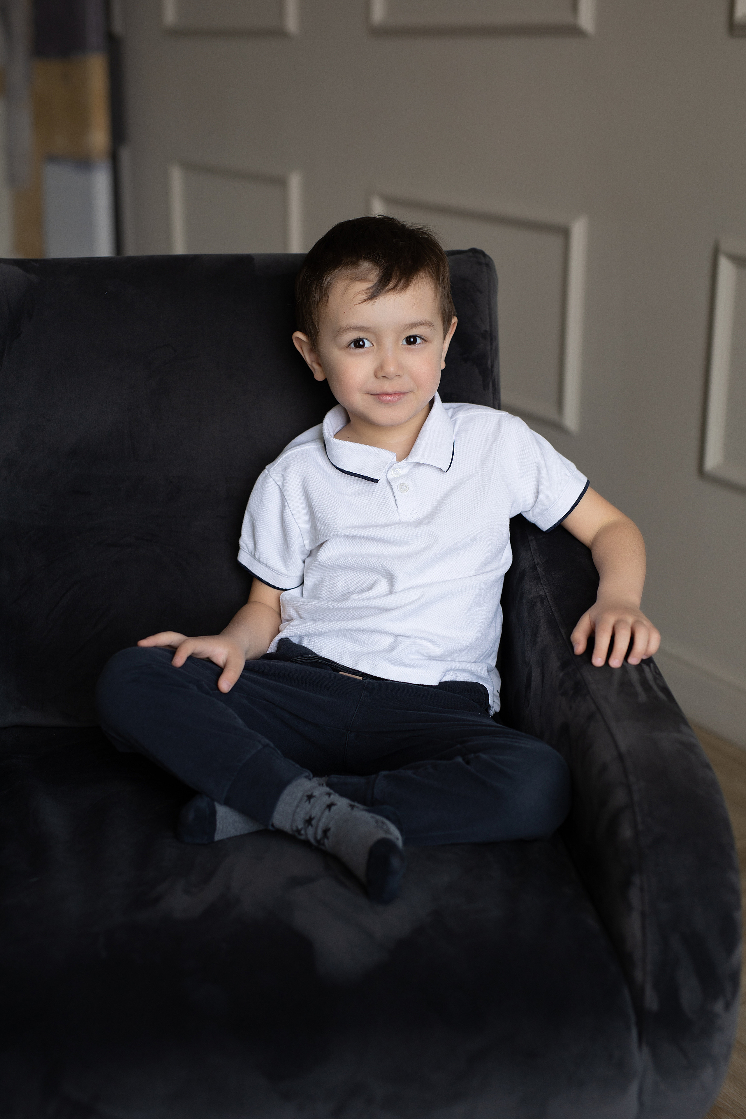 семейная фотосессия в студии в стиле минимализм 