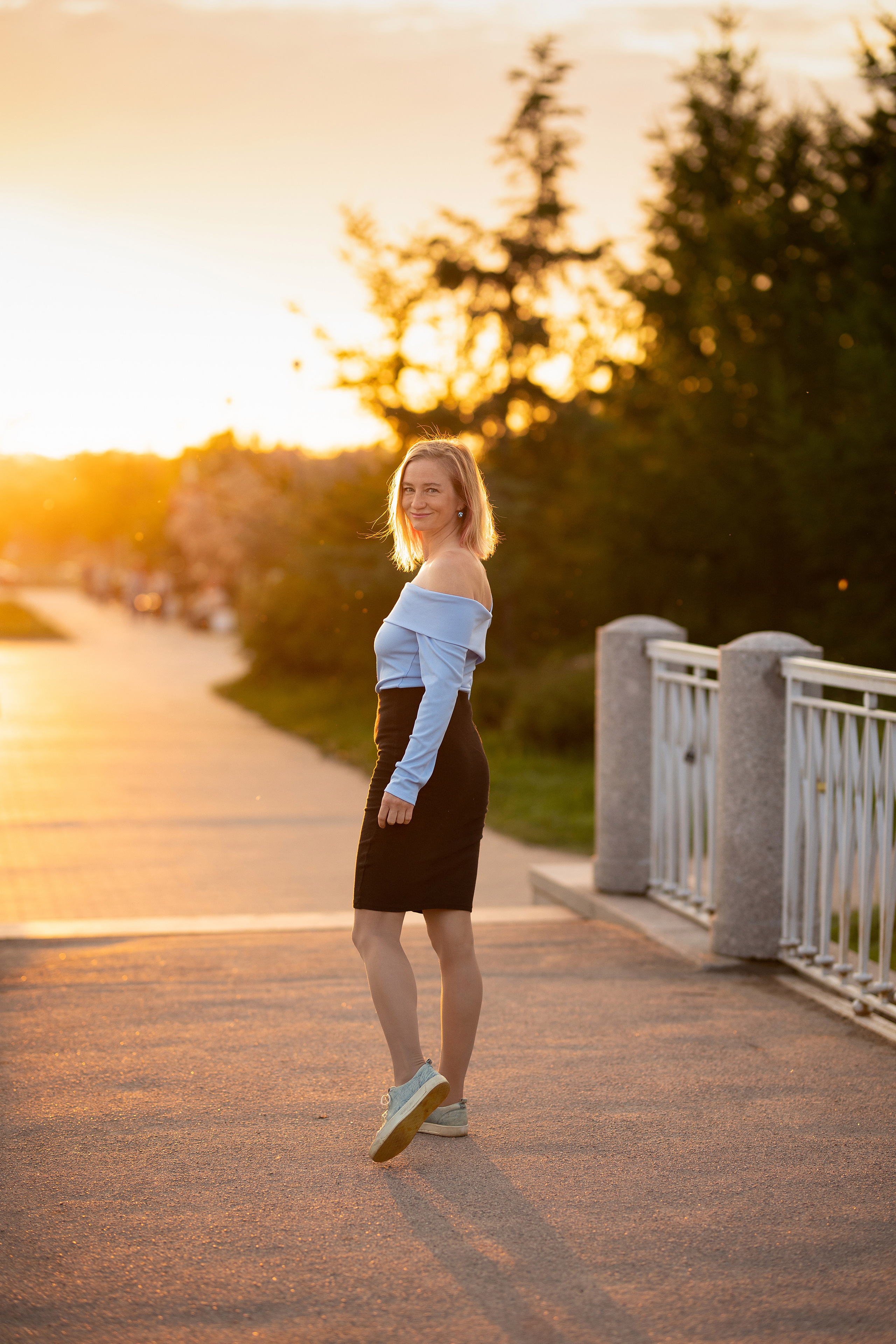 портрет девушки в полный рост в лучах закатного солнца