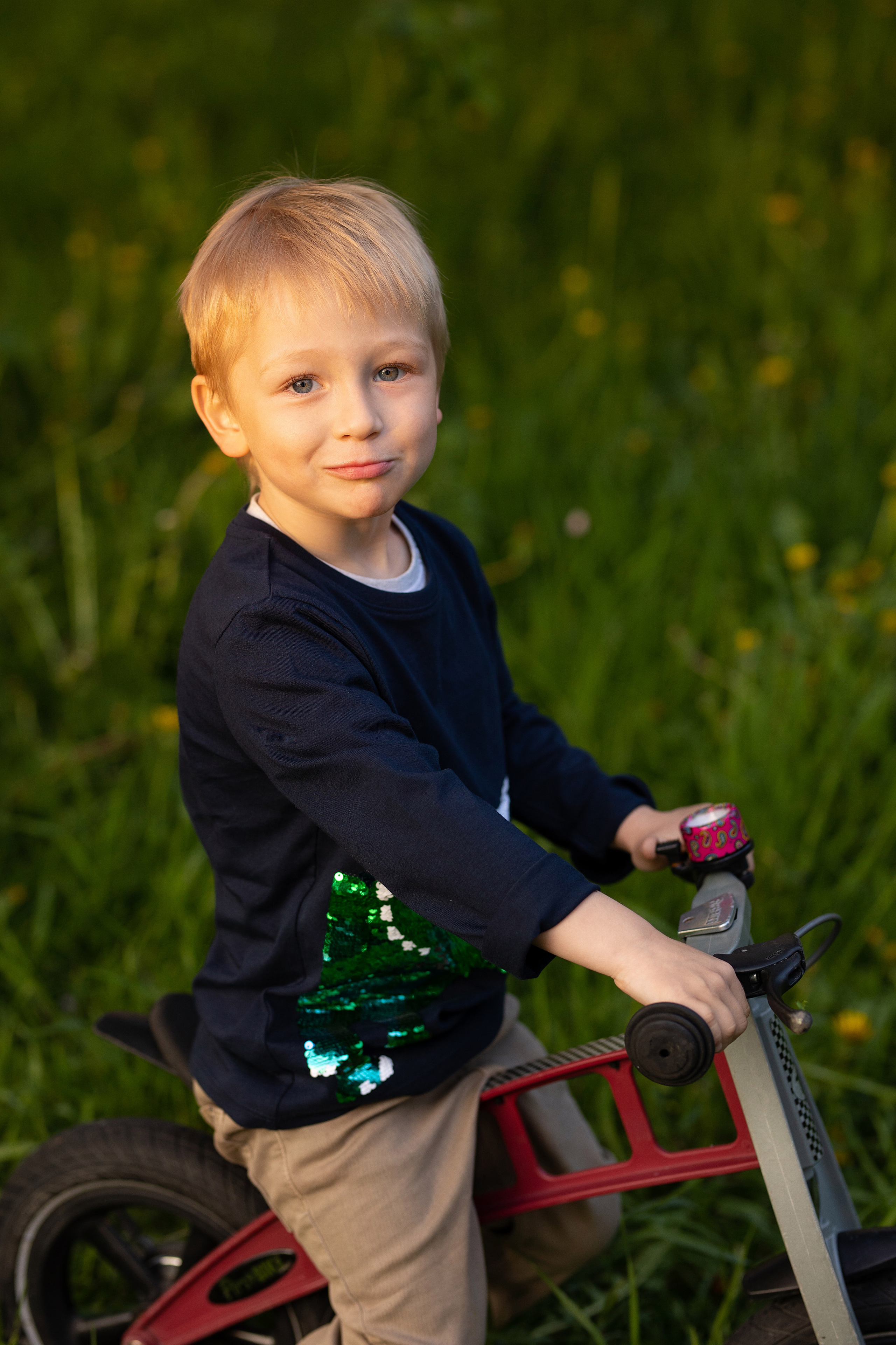 малыш на велосипеде в парке