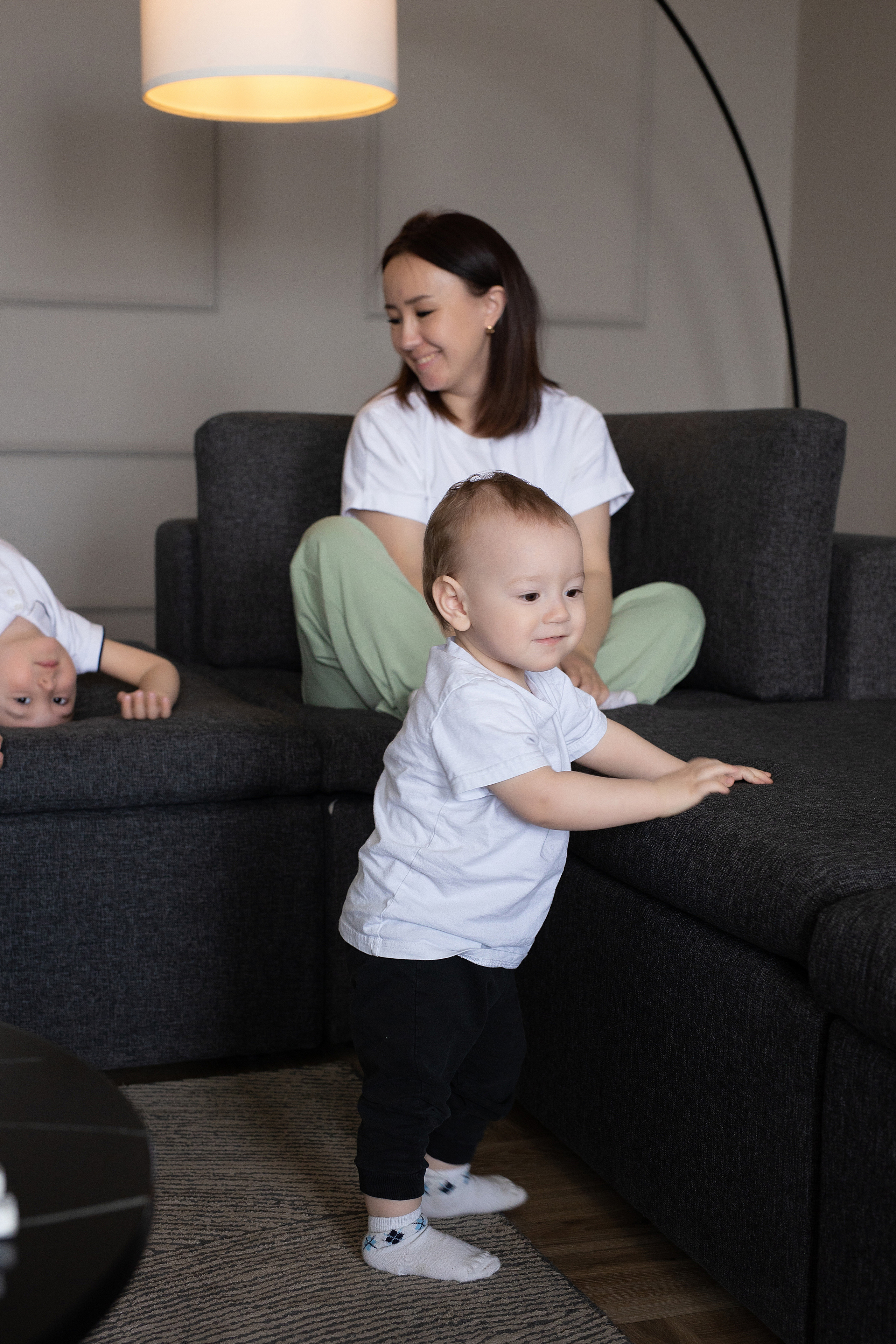 семейная фотосессия в студии в стиле минимализм 