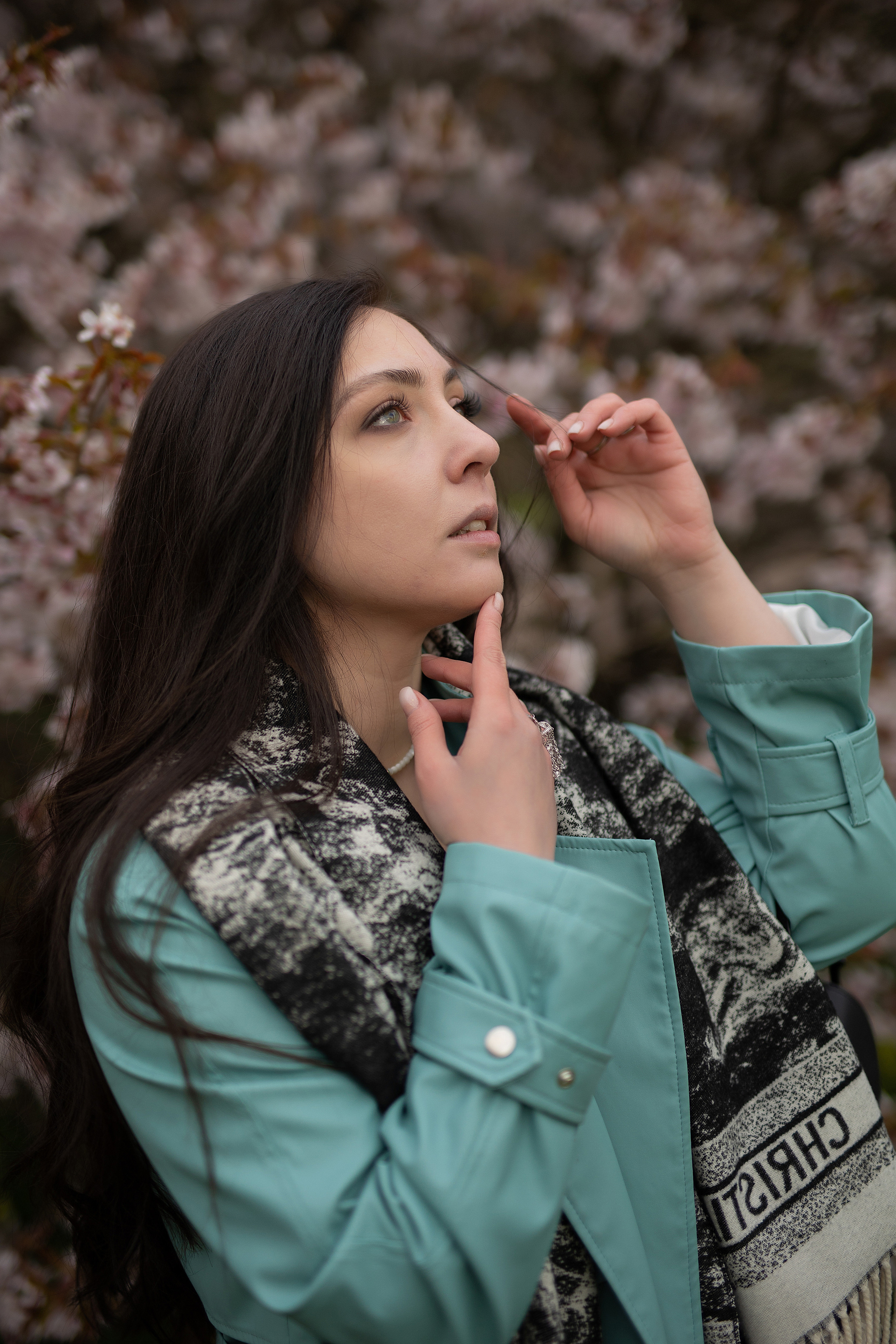 Позирование руками на фоне цветения