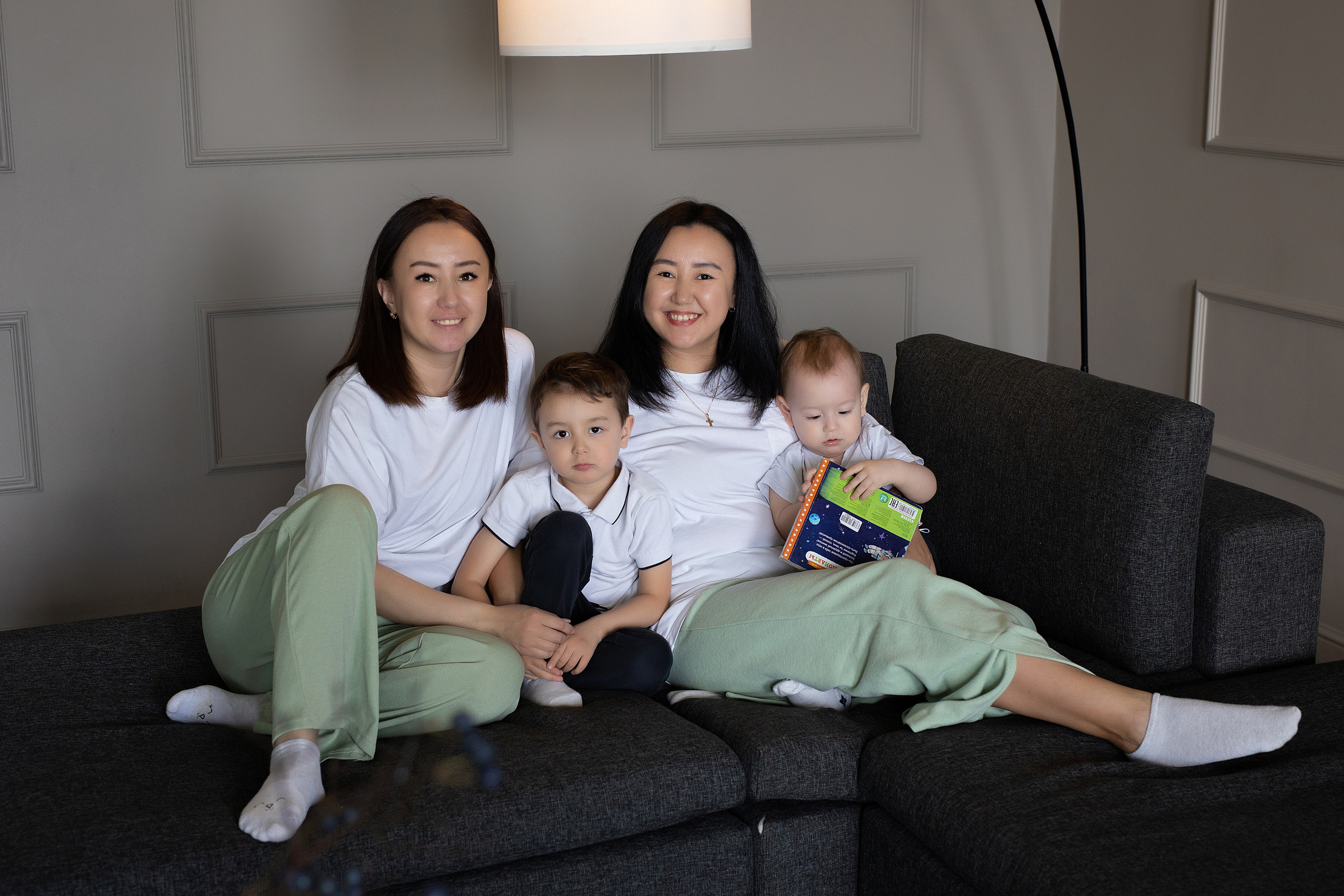 семейная фотосессия в студии в стиле минимализм 